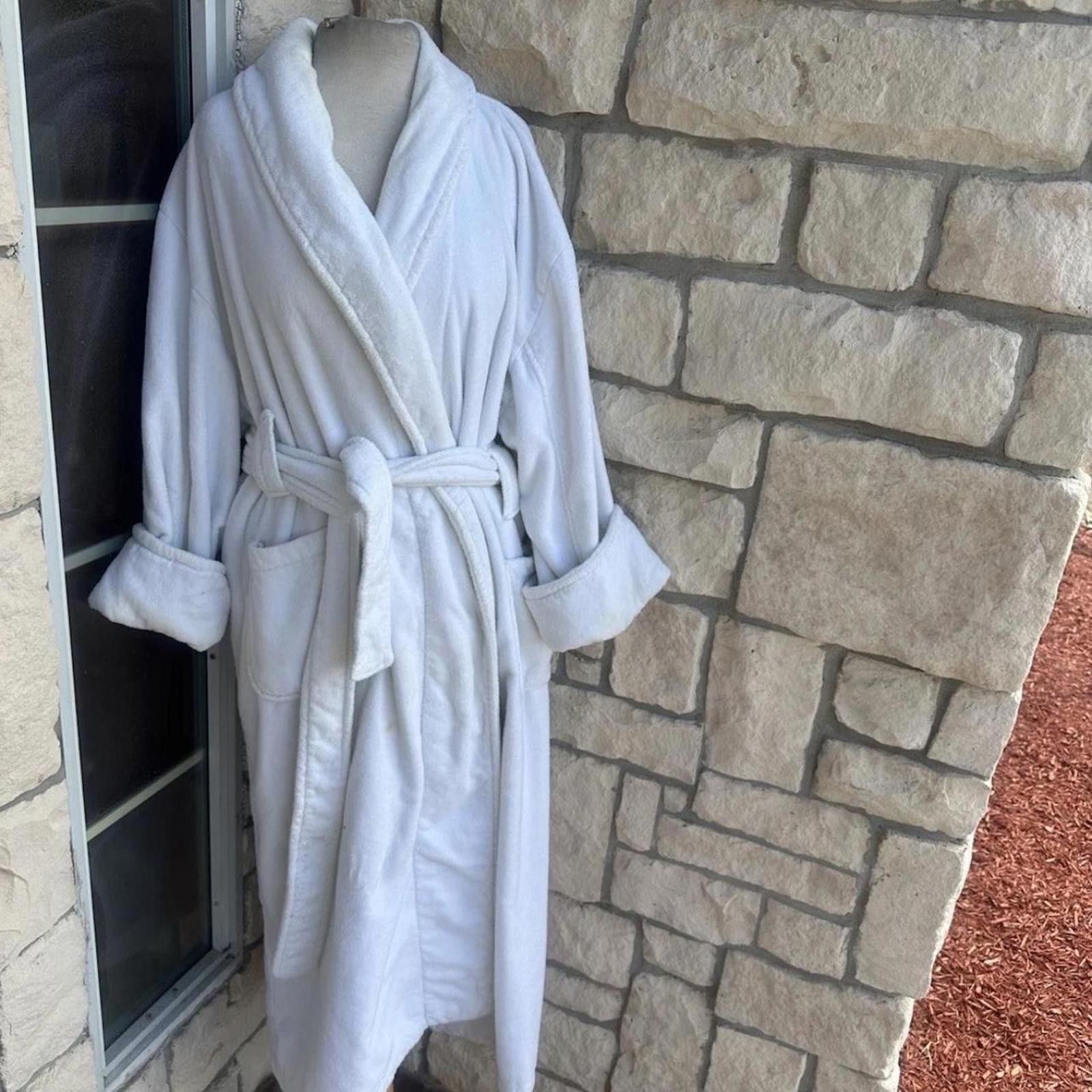 Neiman Marcus Neiman Marcus Women's White Rob Size ONE SIZE - 1 Thumbnail
