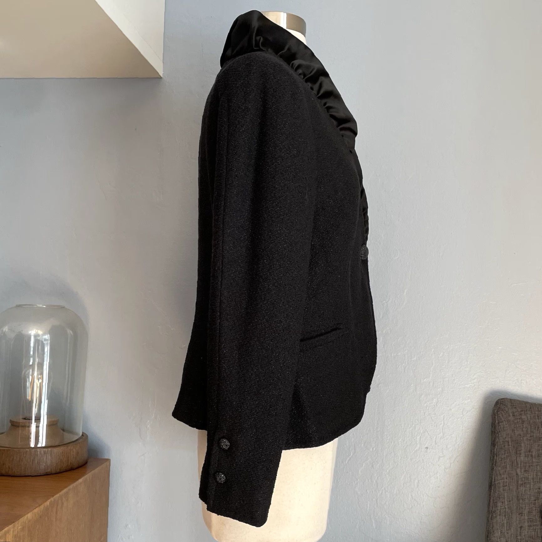 Vintage St John Jacket Black Metallic Tweed Satin Ruffle Collar Size 10 Womens Regular Button Front Pocketed Fashion Coat Opaque Wool Blend Size L / US 10 / IT 46 - 3 Thumbnail