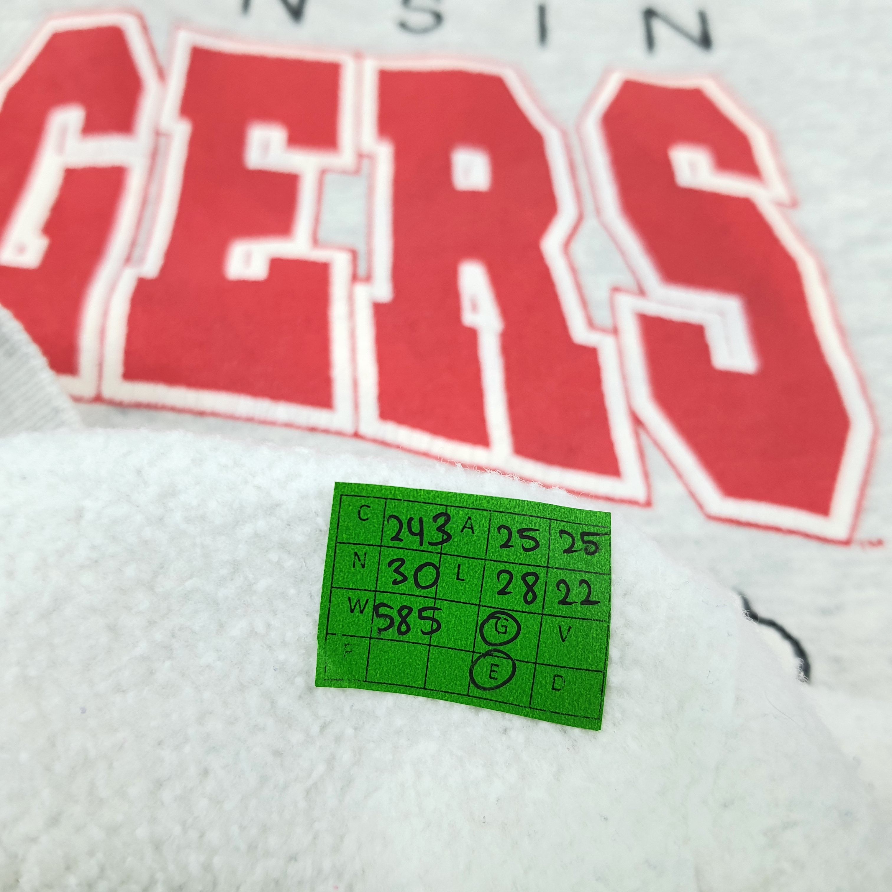 NFL Vintage NFL Wisconsin Badgers Football Sweatshirt C243N30 Size US XL / EU 56 / 4 - 6 Thumbnail