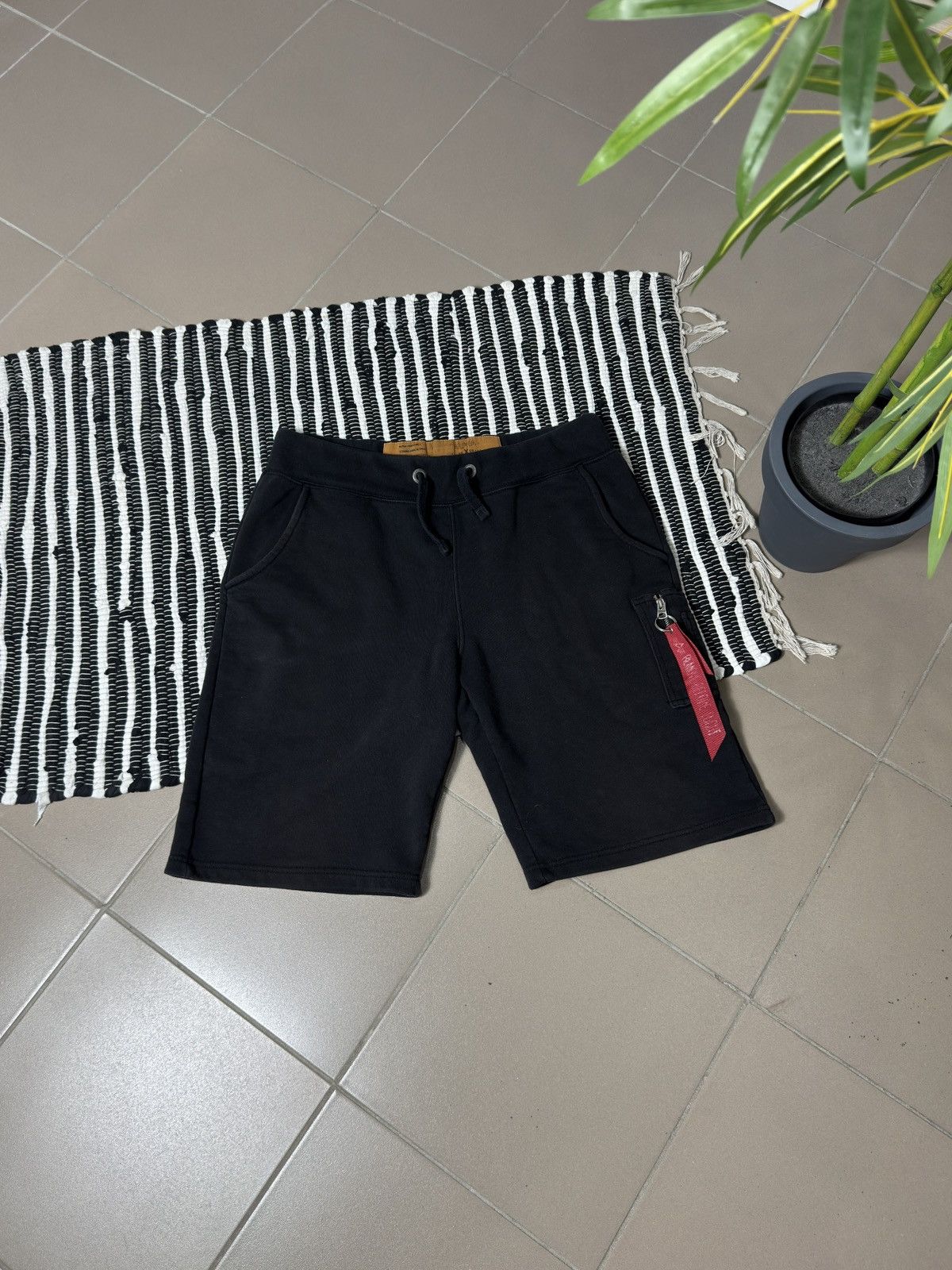 VINTAGE ALPHA INDUSTRIES FIT BLACK SHORTS