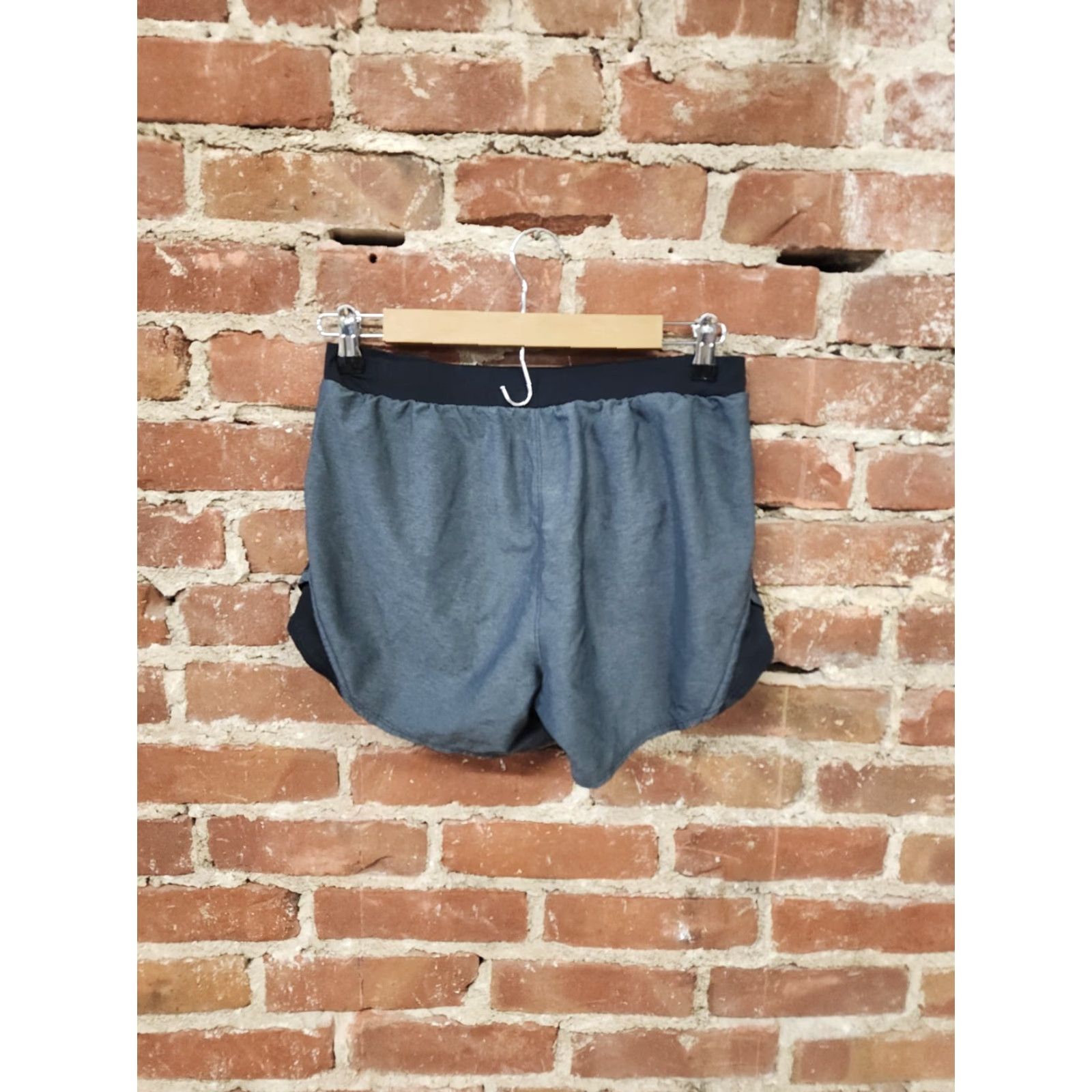 Under Armour Under Armour Women's Athletic Shorts Heatgear Gray S Regular Flat Front Cotton Blend Shorts Size 28" / US 6 / IT 42 - 3 Thumbnail