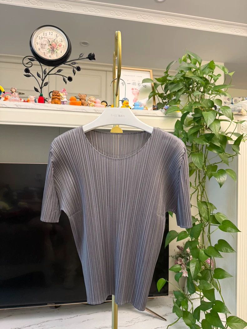 Issey Miyake Issey Miyake size:3 Grey pleated short-sleeved shirt Size XS / US 0-2 / IT 36-38 - 1 Thumbnail
