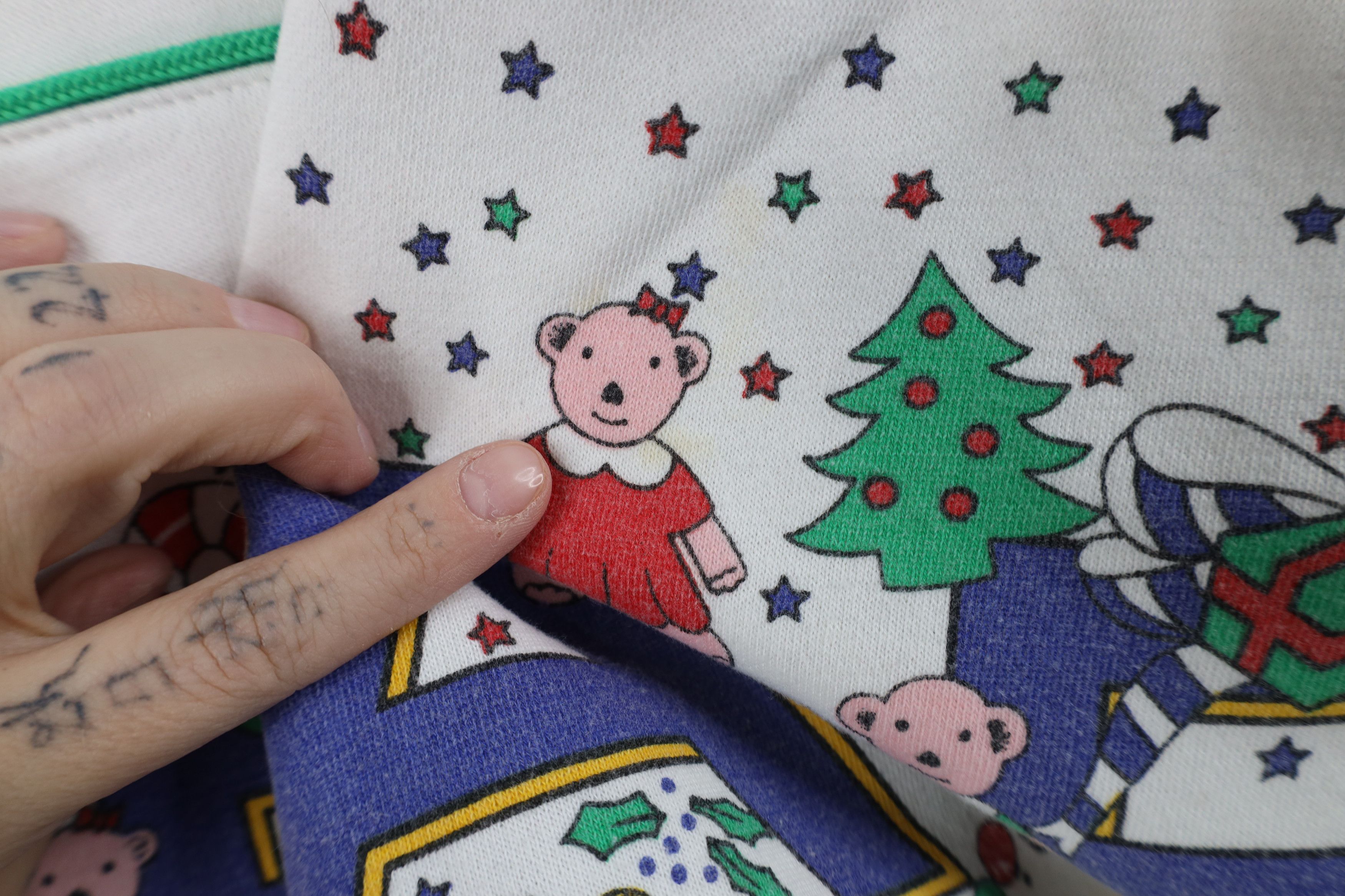 Vintage Vintage 90s Streetwear Christmas Bear Sweatshirt White Size L / US 10 / IT 46 - 7 Thumbnail