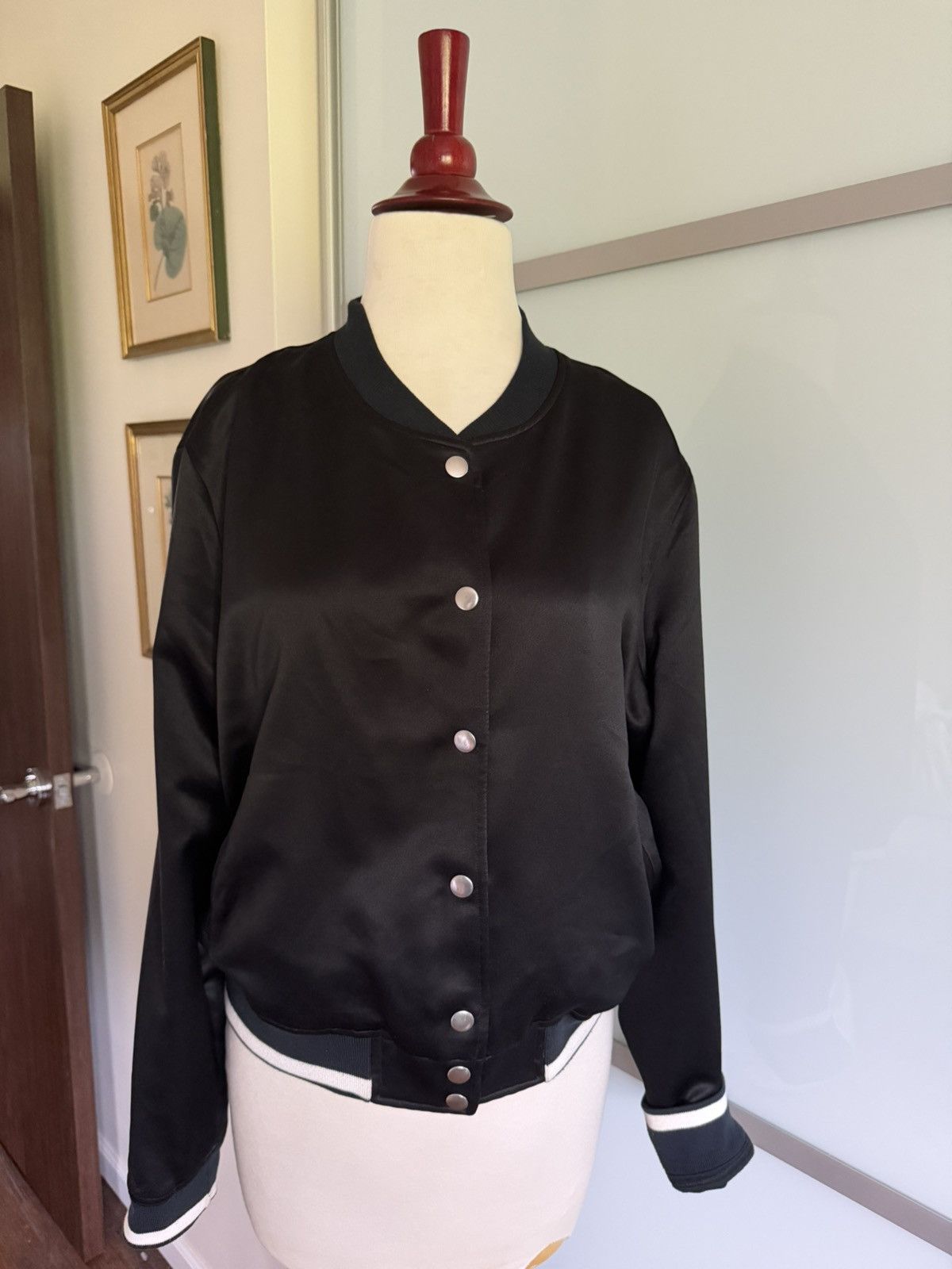 Victoria's Secret Victoria’s Secret 2016 Paris Black Satin Bomber Jacket L Size L / US 10 / IT 46 - 2 Thumbnail