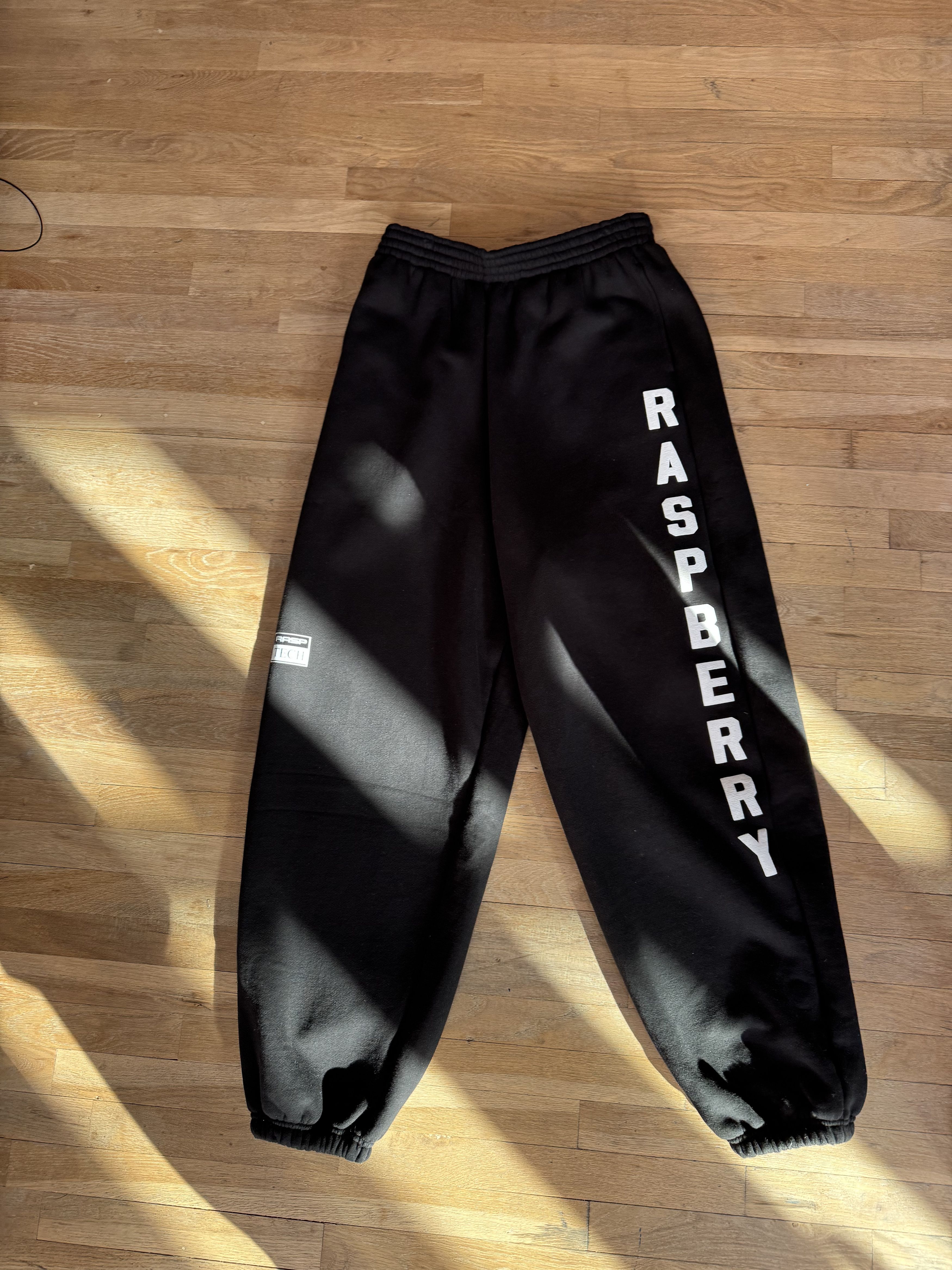 The GV Gallery GV Gallery Raspberry Hills Black Weekday Baggy Sweatpants Size US 32 / EU 48 - 1 Thumbnail