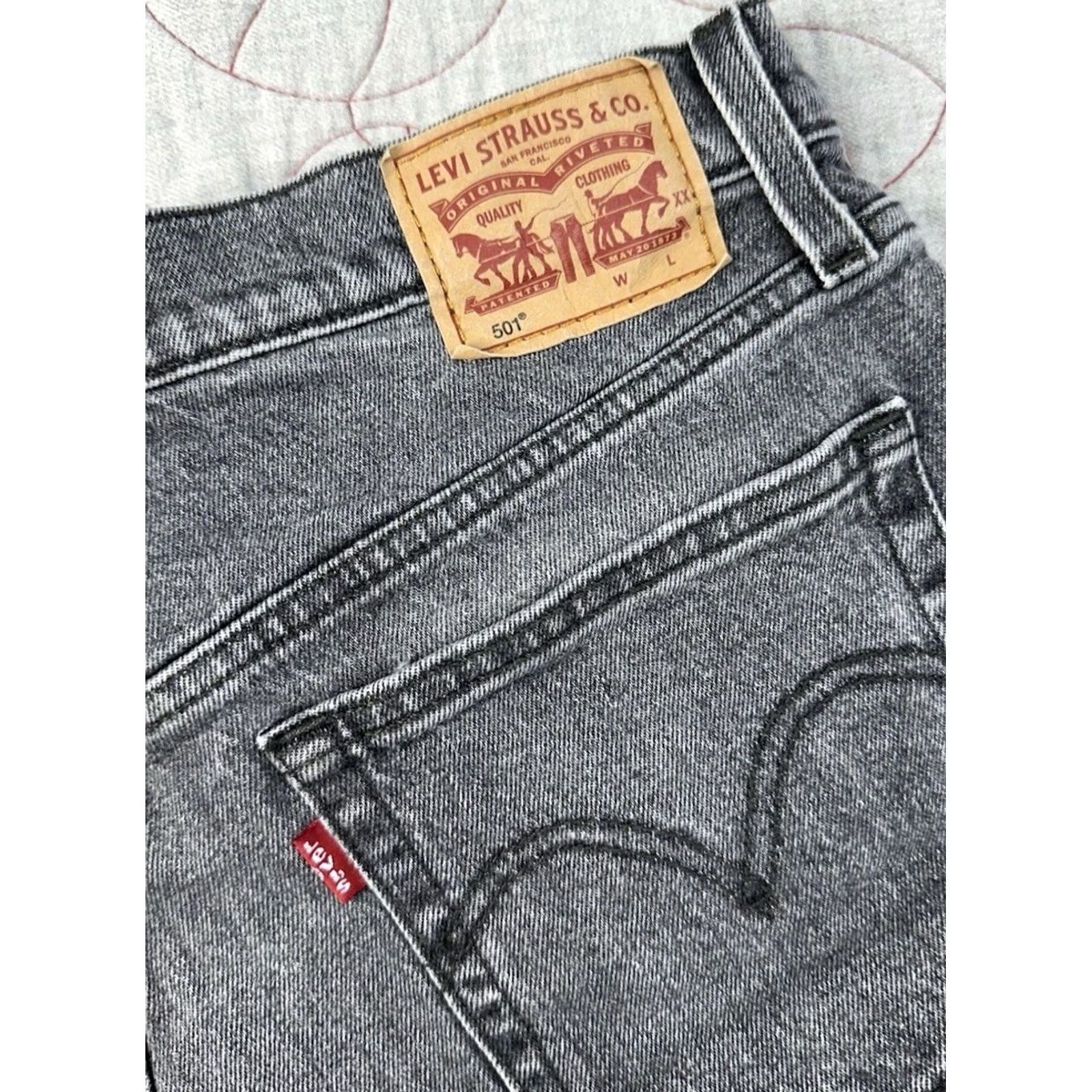 Levi's Levi’s 501 Classic Fit Distressed Denim Shorts Faded Black Women’s 30 Cut-Off Shirts Womens 30 Levi’s Size 30" / US 8 / IT 44 - 3 Thumbnail