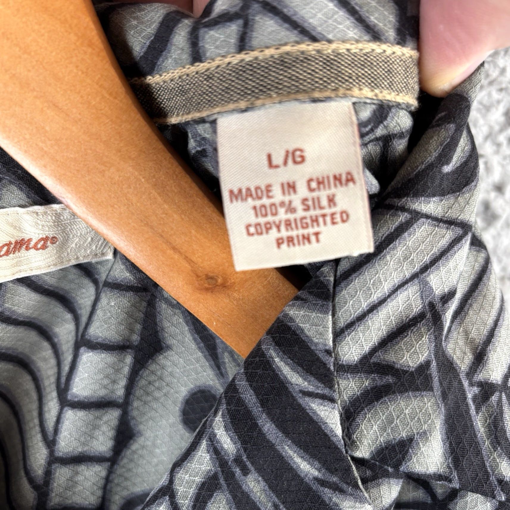 Tommy Bahama Tommy Bahama Silk Camp Shirt Mens Large Black Floral Beach Hawaiian Loop Collar Button-Up Short Sleeve Beach Mens L Black Silk Camp Shirt Size US L / EU 52-54 / 3 - 4 Thumbnail