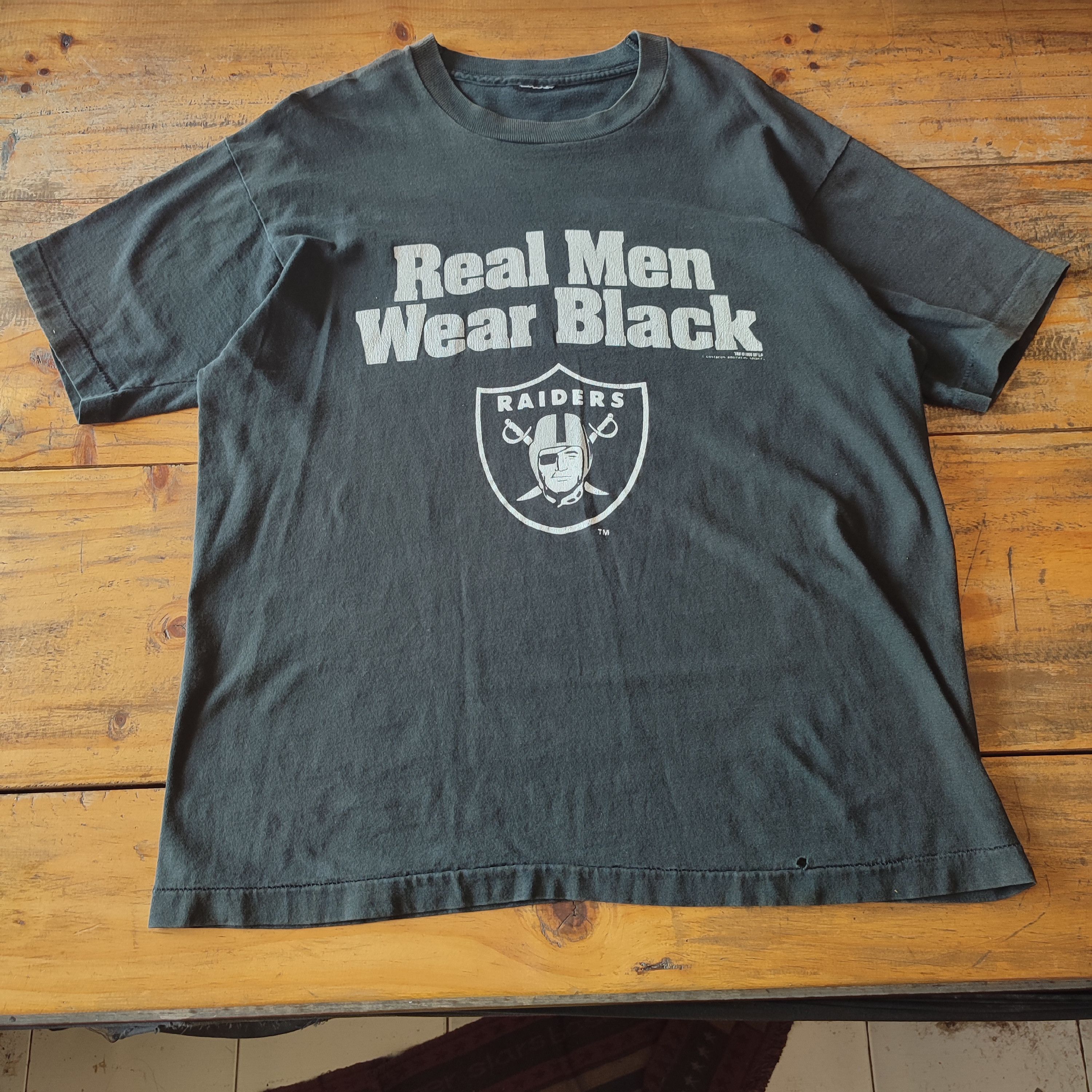 NFL × Vintage Vintage 1995 Raiders Real Man Wear Black T-shirt Size US XL / EU 56 / 4 - 2 Thumbnail