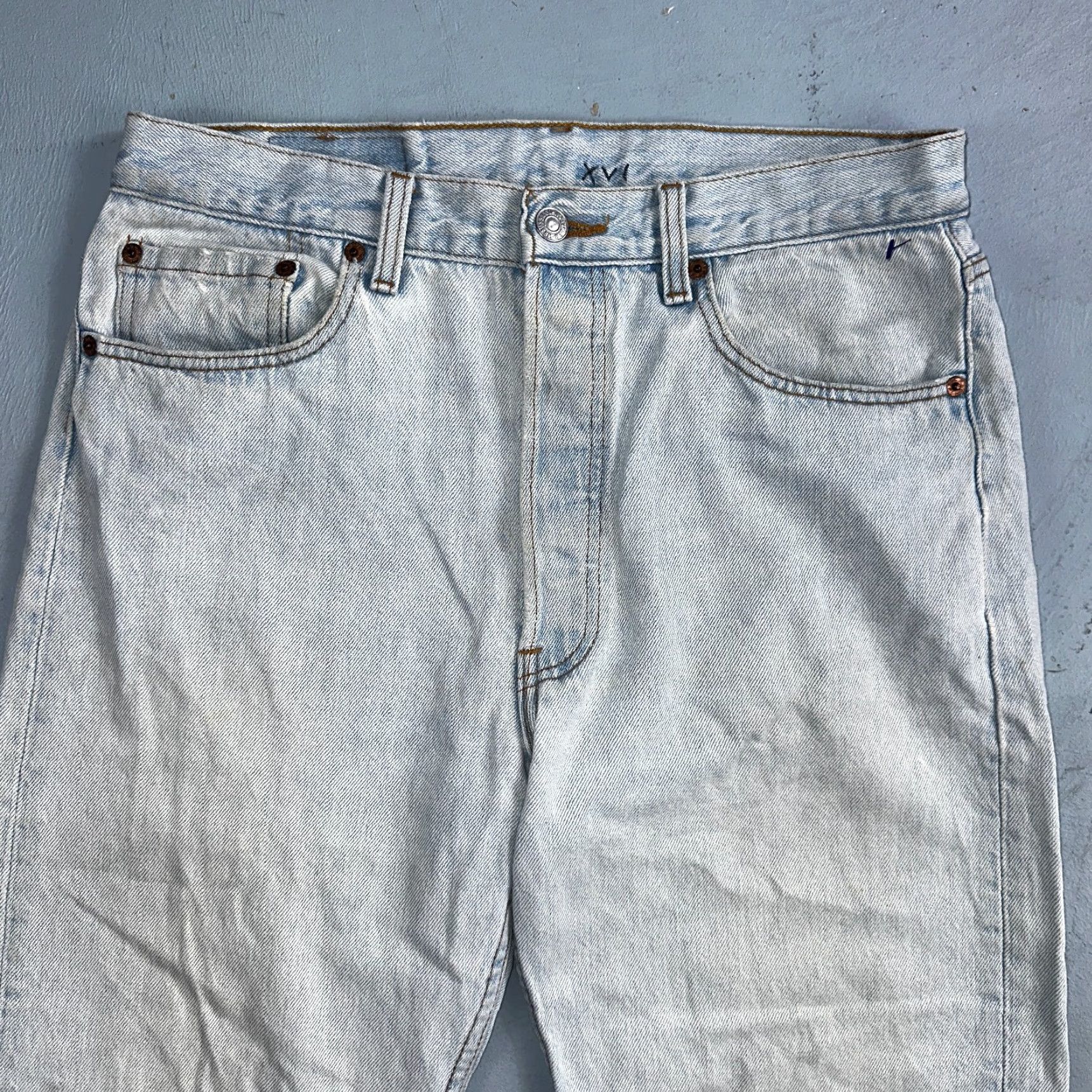 Levi's VINTAGE Levi's 501 Jeans Straight Mens 33x30 Blue Light Wash 90s USA Levis 501 Series Denim Size US 33 - 2 Thumbnail