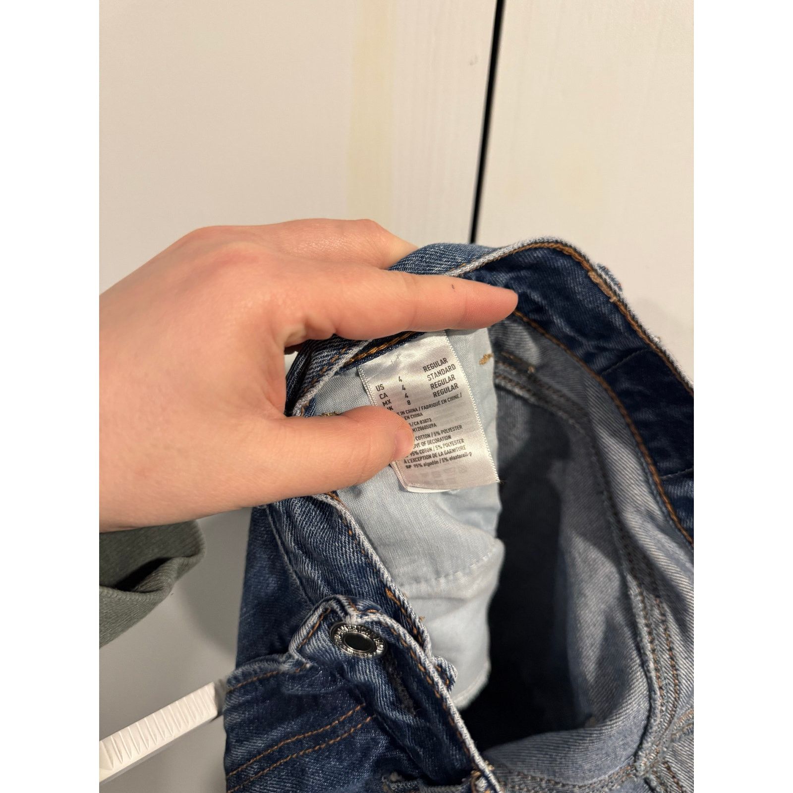 American Eagle Outfitters American Eagle Denim Mom Jean Size 4 Size 27" / US 4 / IT 40 - 2 Thumbnail