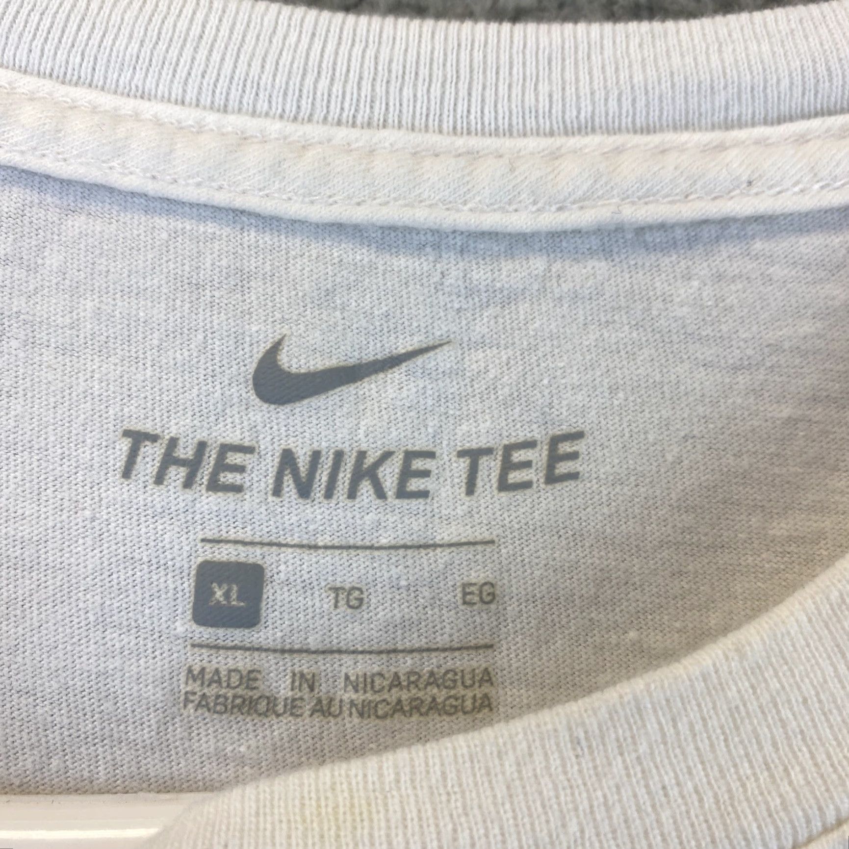 Nike VINTAGE Men’s Nike Tee Shirt XL White Swoosh Logo Athletics 80s 90s Sports Band Tee Mens Size US XL / EU 56 / 4 - 4 Thumbnail