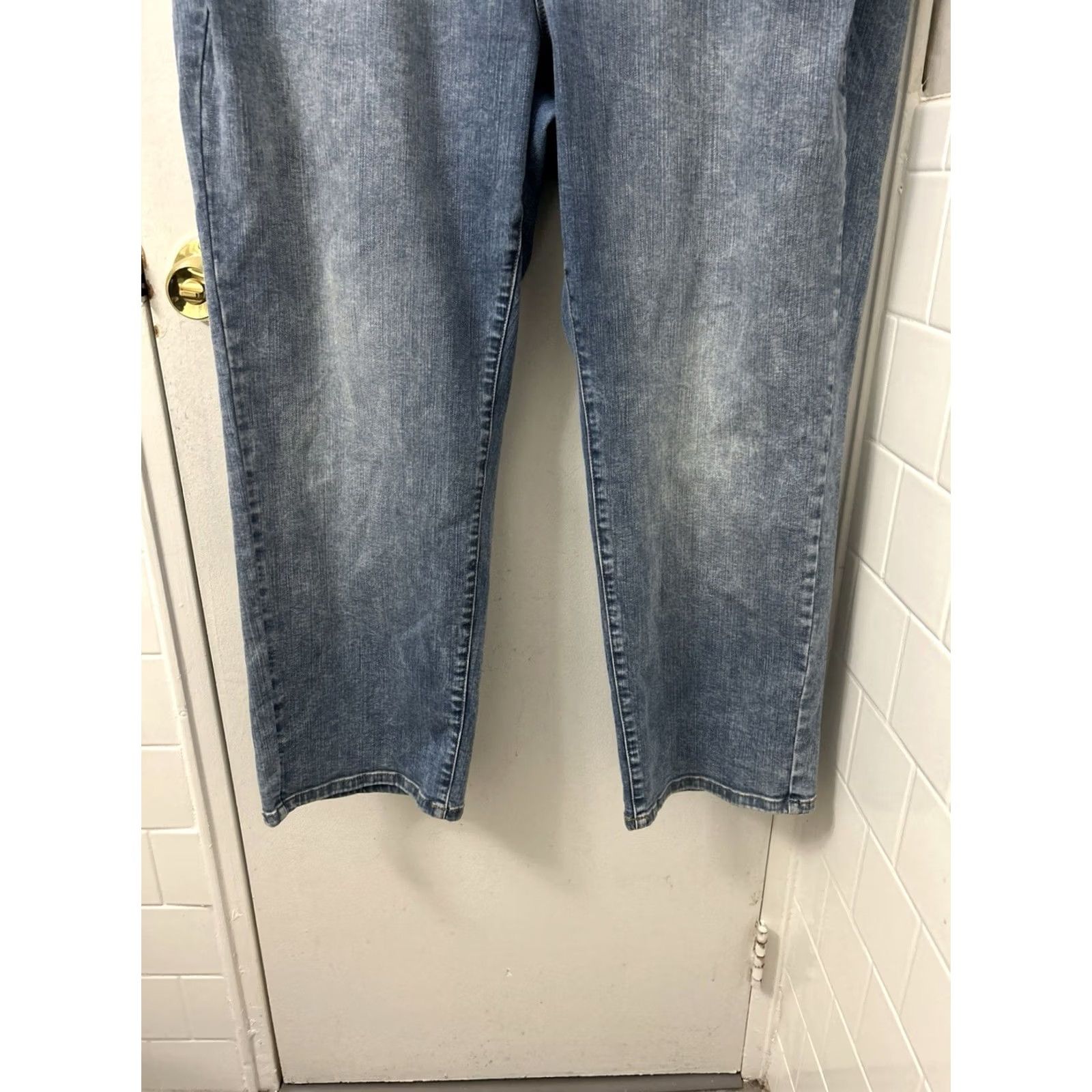 Torrid Torrid Bombshell Straight Jeans Womens 42x27 Medium Wash Premium Stretch Denim Size 28" / US 6 / IT 42 - 3 Thumbnail
