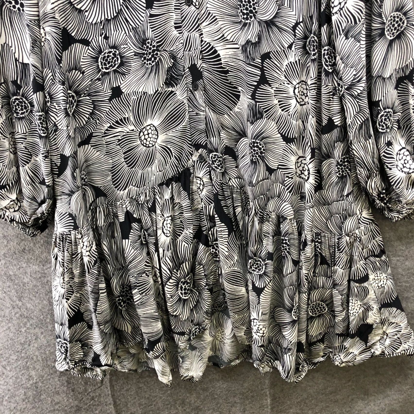 Express Express Shirt Dress S Black White Floral Long Sleeve Oversized Ruffle Hem Button Front Collared Crewneck? Size S / US 4 / IT 40 - 4 Thumbnail