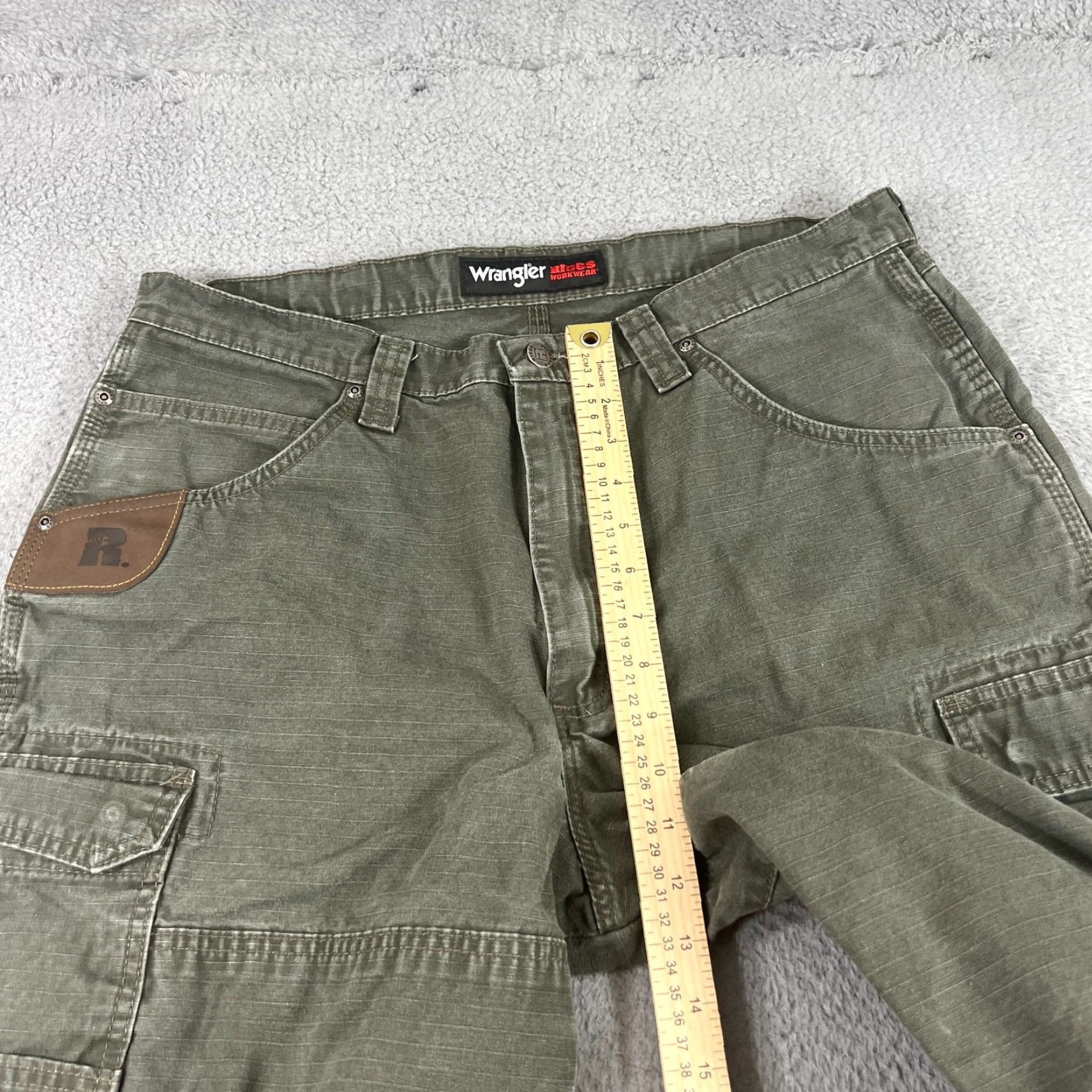 Wrangler VINTAGE Wrangler RIGGS Workwear Cargo Pants Pants 36 Regular Green 36x32 Distressed Mens Wrangler Riggs Workwear 90s Outdoor Workwear Size US 36 / EU 52 - 4 Thumbnail