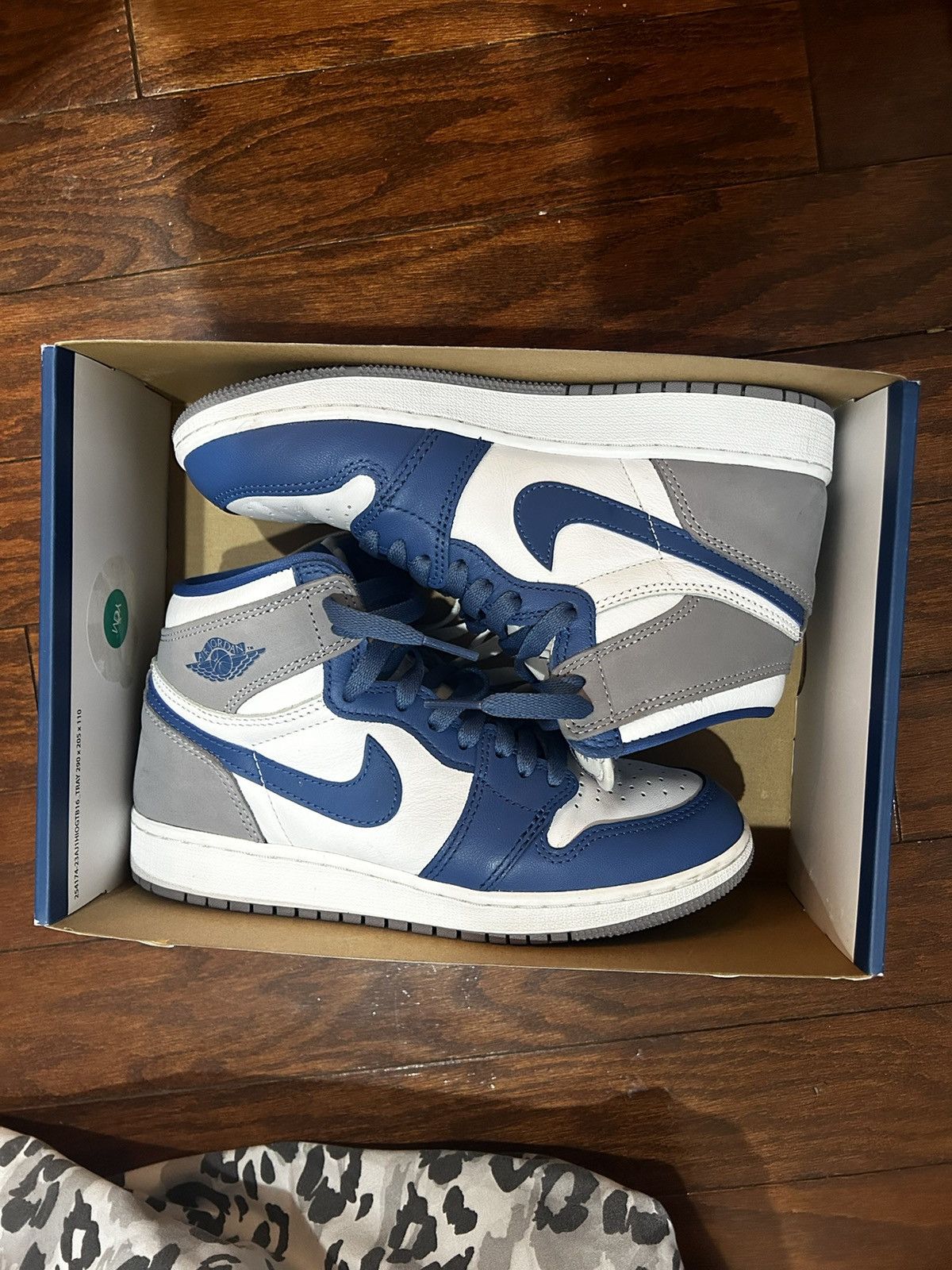 Jordan Brand Air Jordan 1 Mid True Blue / Cement Grey — 4.5Y (W 6) Size US 6 / EU 39 - 7 Thumbnail
