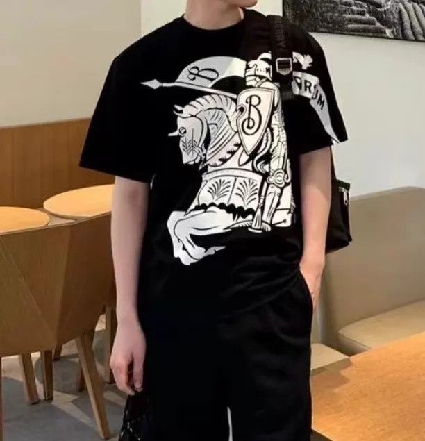 Burberry Burberry Black Knight Large Print Tee S 9/10 #14014 Size US S / EU 44-46 / 1 - 4 Thumbnail
