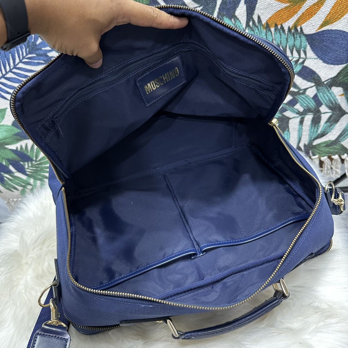 Moschino Authentic Vtg. MOSCHINO Messenger Bag Size ONE SIZE - 16 Thumbnail