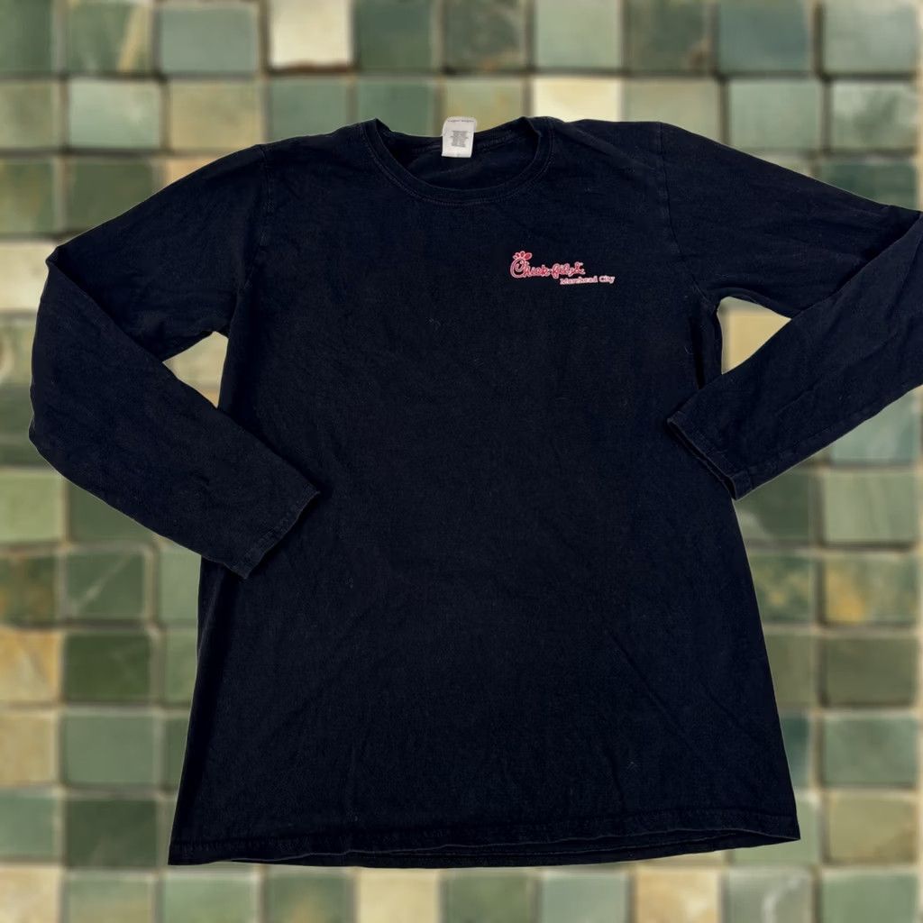 Gildan Chick-fil-A T-shirt Unisex Adults Beach Bonfire Black M Crew Neck Long Sleeve Cow Brand GildanMed Size US M / EU 48-50 / 2 - 1 Thumbnail