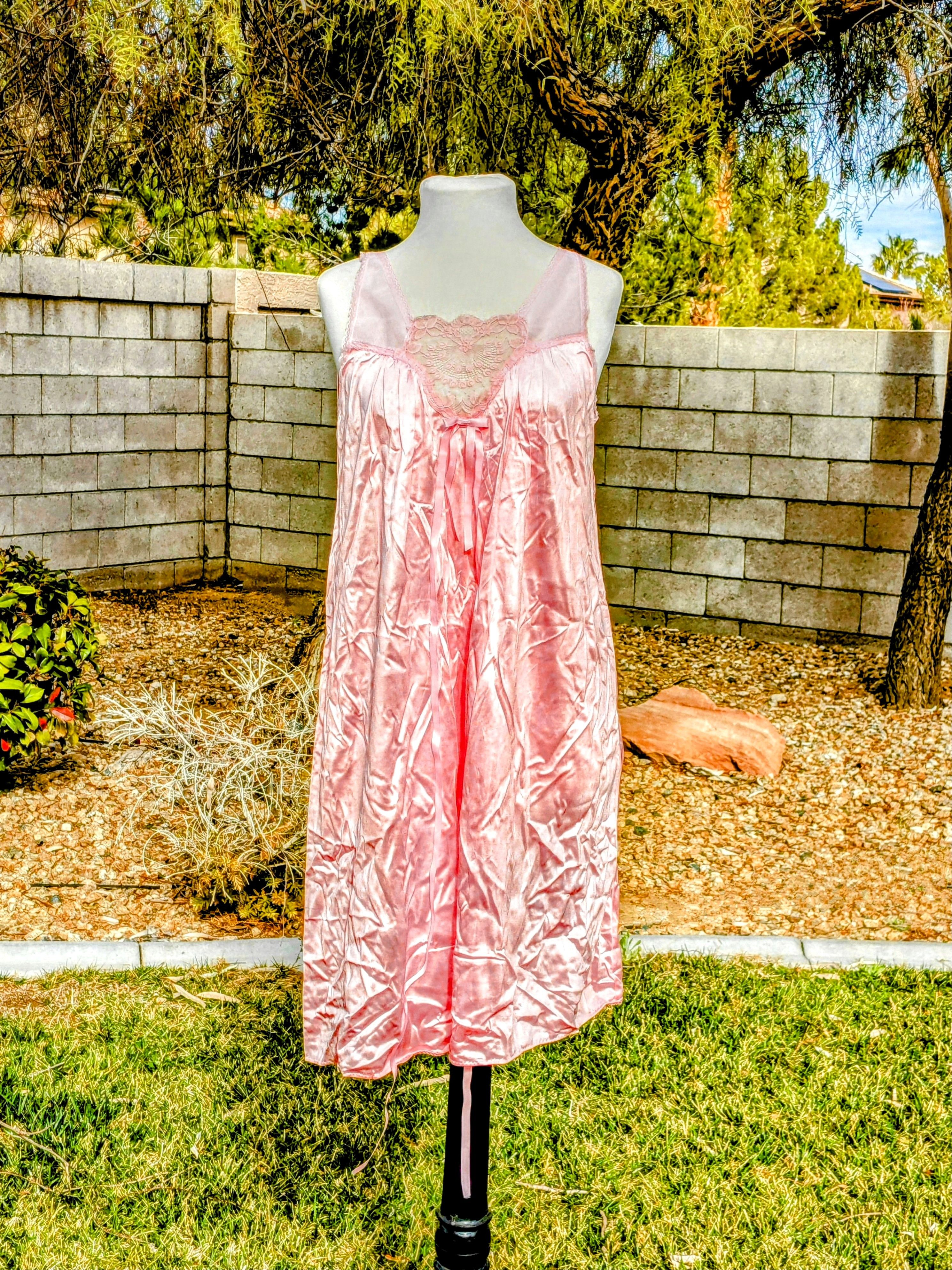 Vintage Vintage Samye USA Made Nightgown Pink Lace Negligee Slip Size M / US 6-8 / IT 42-44 - 1 Thumbnail
