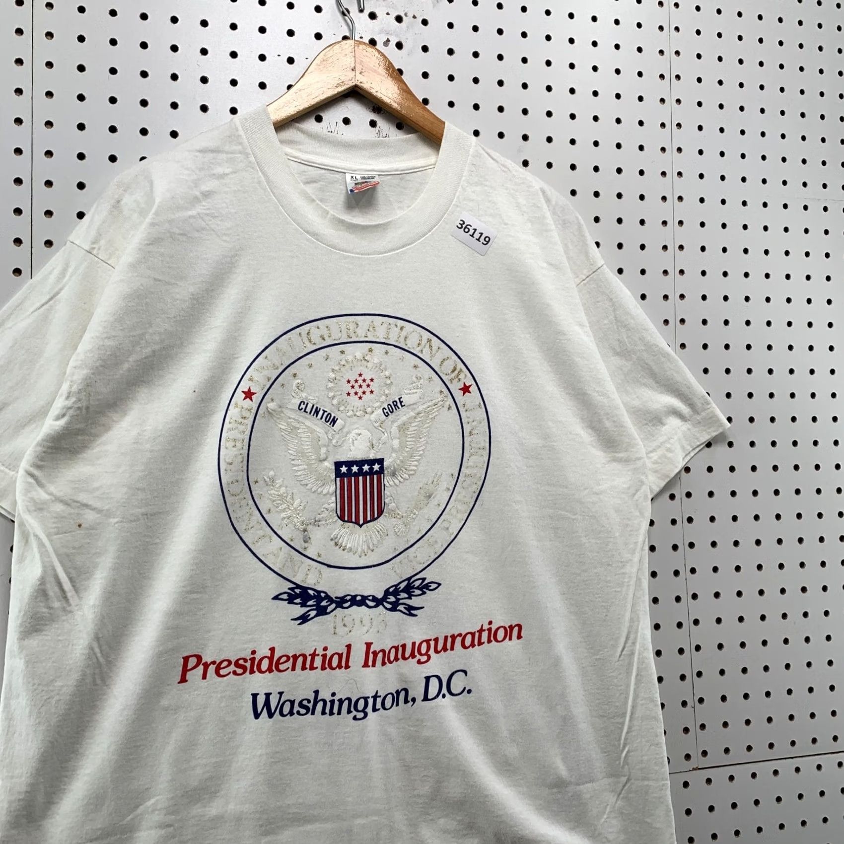 Fruit Of The Loom VINTAGE Bill Clinton USA Inauguration Shirt Mens XL White 1993 90s USA 23x30.5 Crew Neck Short Sleeve Fruit of the Loom T-Shirt} Size US XL / EU 56 / 4 - 5 Thumbnail
