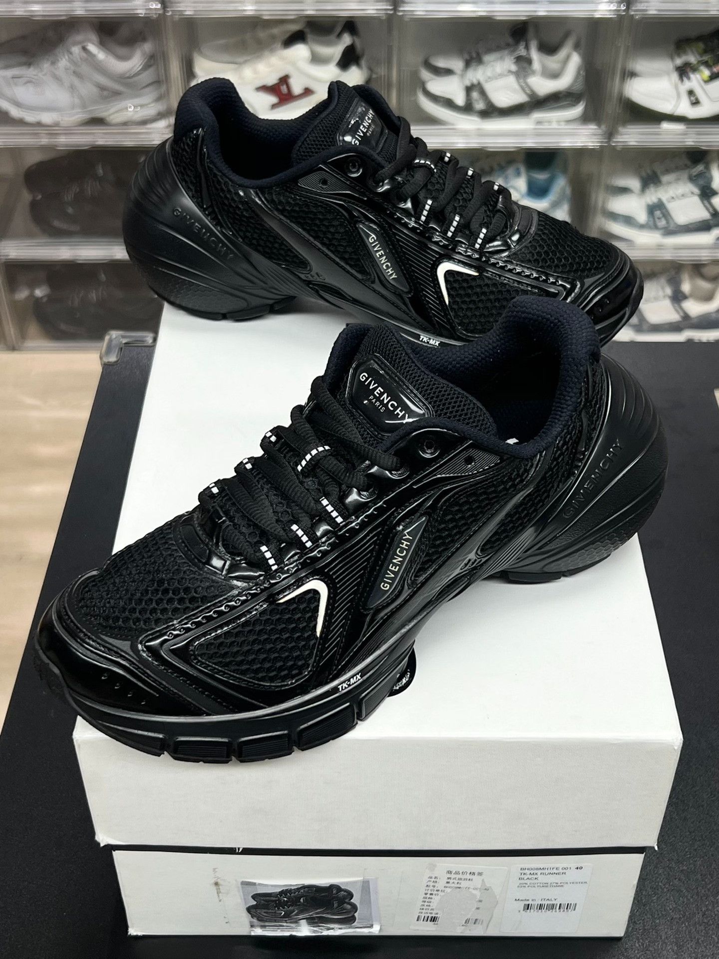 Givenchy Givenchy Running Black Lowtop Sneakers 7 Men Size US 7 / EU 40 - 1 Thumbnail