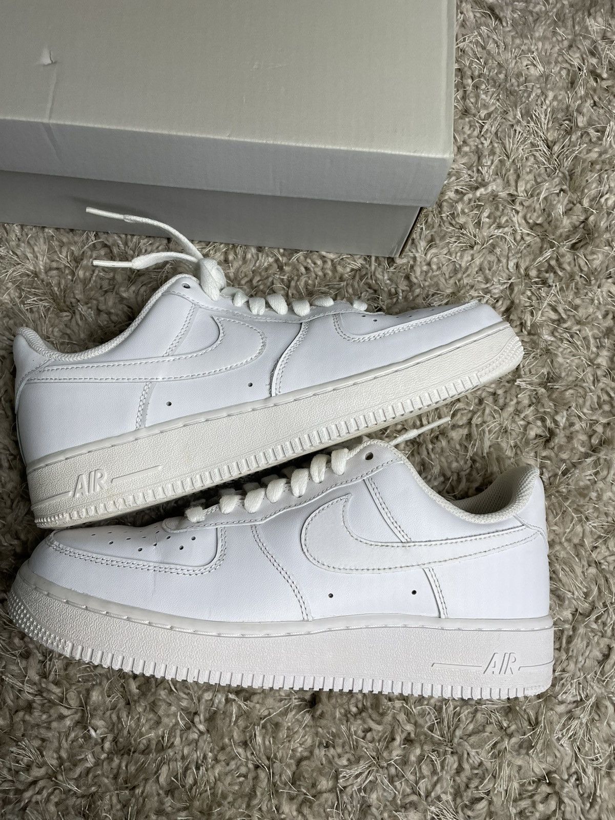 Nike Air Force 1 Triple White Size US 8 / EU 41 - 2 Thumbnail