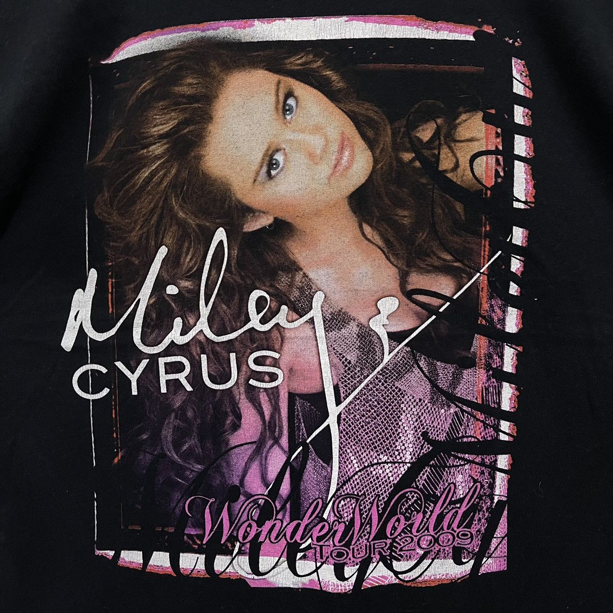 Band Tees Miley Cyrus wonderworld 2009 tour tshirt Size US M / EU 48-50 / 2 - 3 Thumbnail