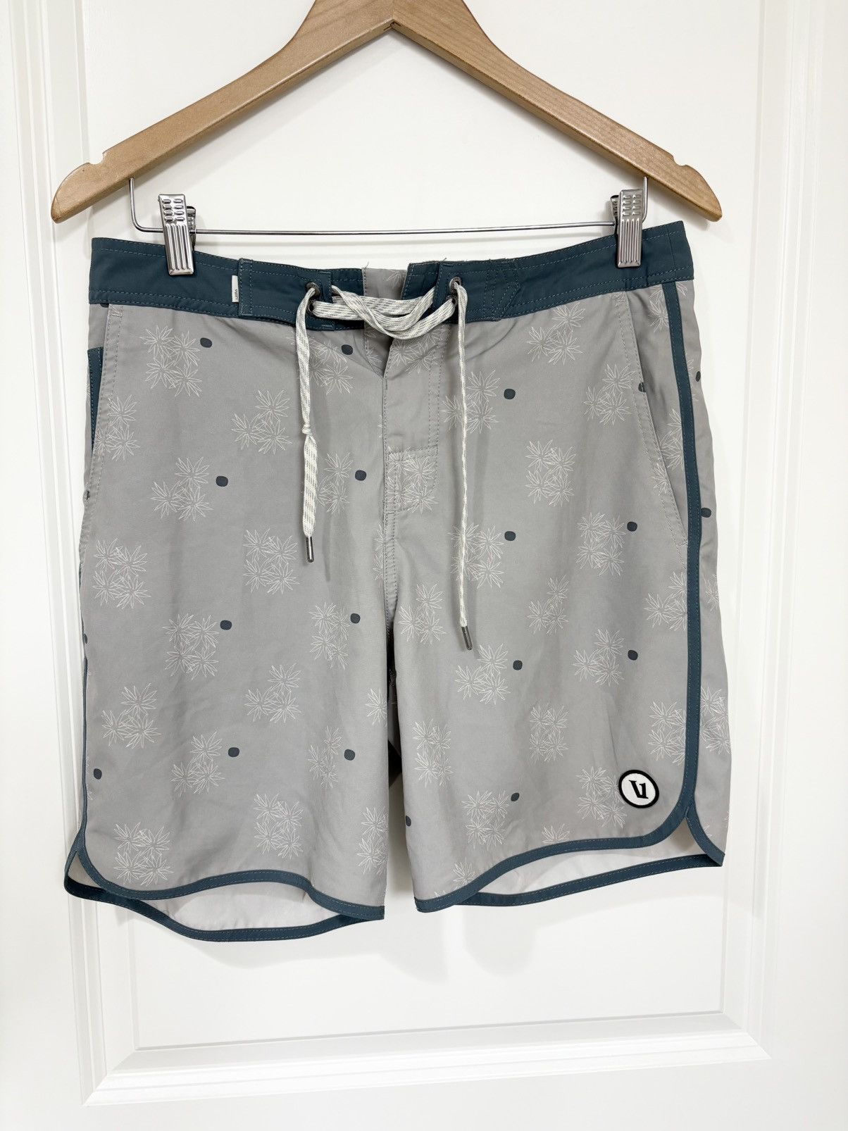 Vuori Vuori Men’s Gray Pineapple Board Shorts Swim Trunks- size 30 Size US 30 / EU 46 - 1 Thumbnail