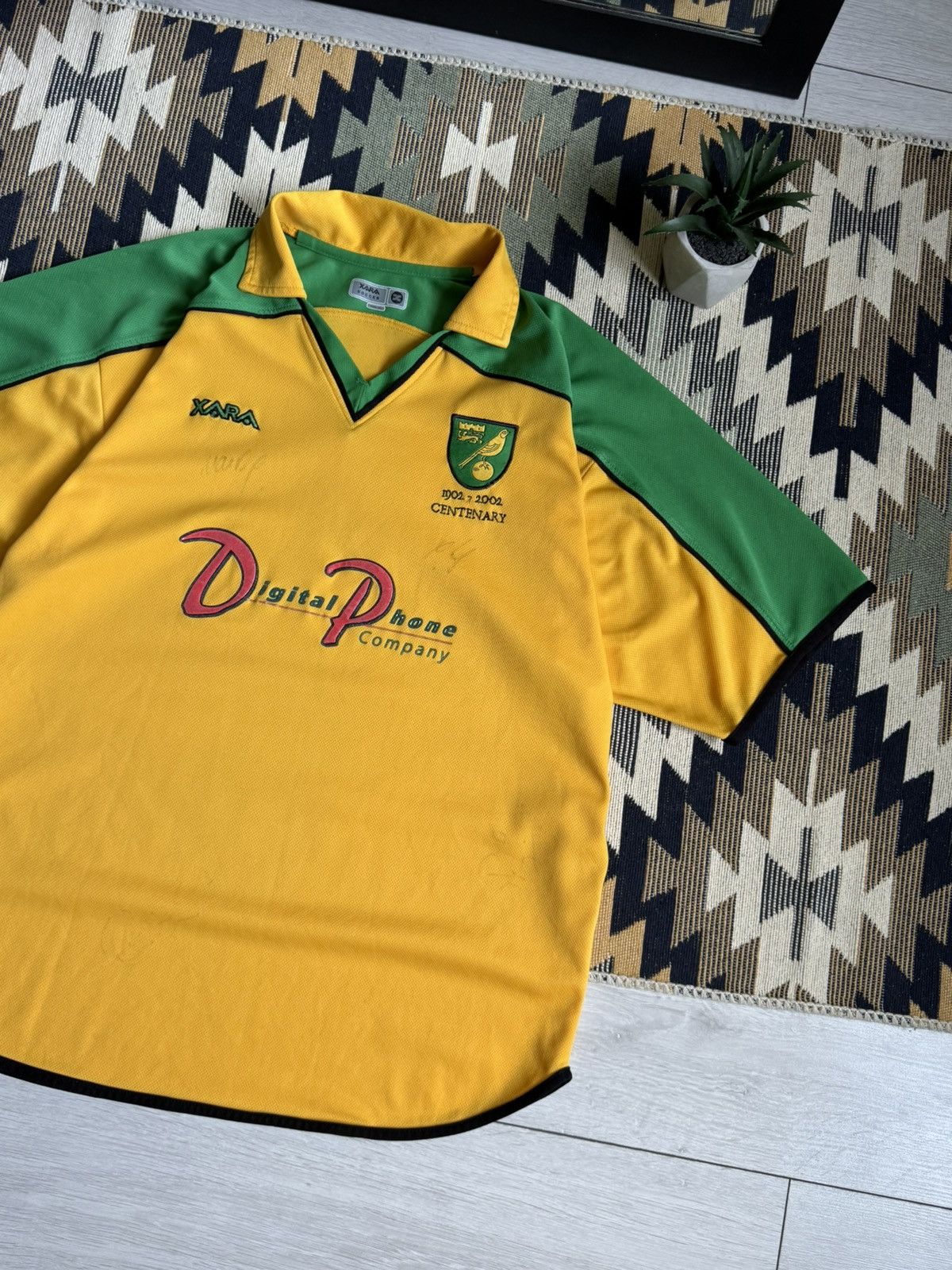 Vintage Vintage Norwich City 2001-02 Soccer Jersey with signatures Size US XL / EU 56 / 4 - 3 Thumbnail