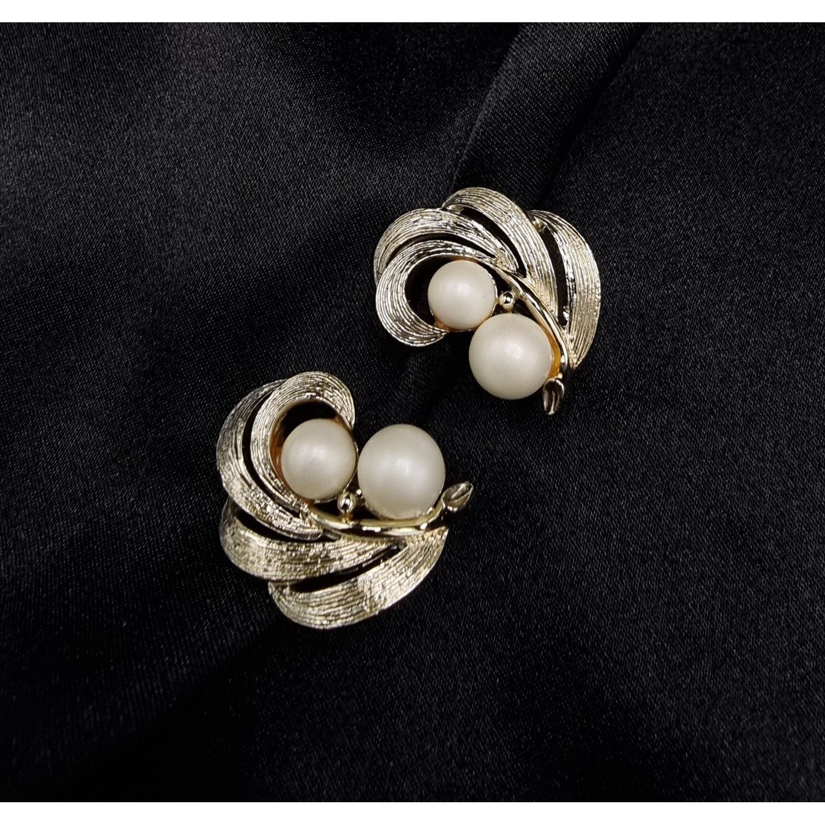 Vintage Vintage 1960's Lisner Gold Tone Clip-On Earrings W/ Faux Pea Size ONE SIZE - 1 Thumbnail