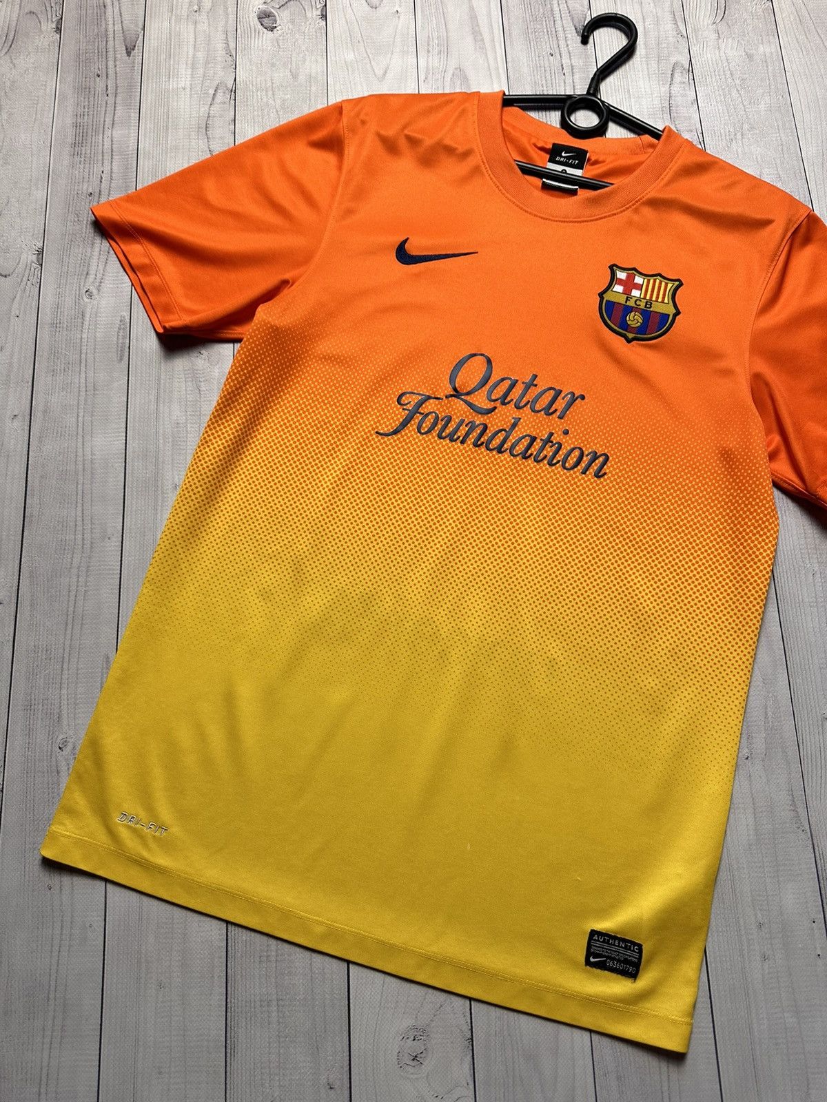 Vintage Vintage Nike Barcelona soccer jersey size S orange away Size US S / EU 44-46 / 1 - 2 Thumbnail