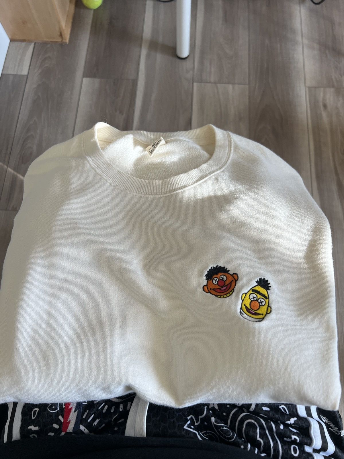 Kaws × Uniqlo Uniqlo x Kaws Sesame Street Crewneck Size US L / EU 52-54 / 3 - 1 Thumbnail