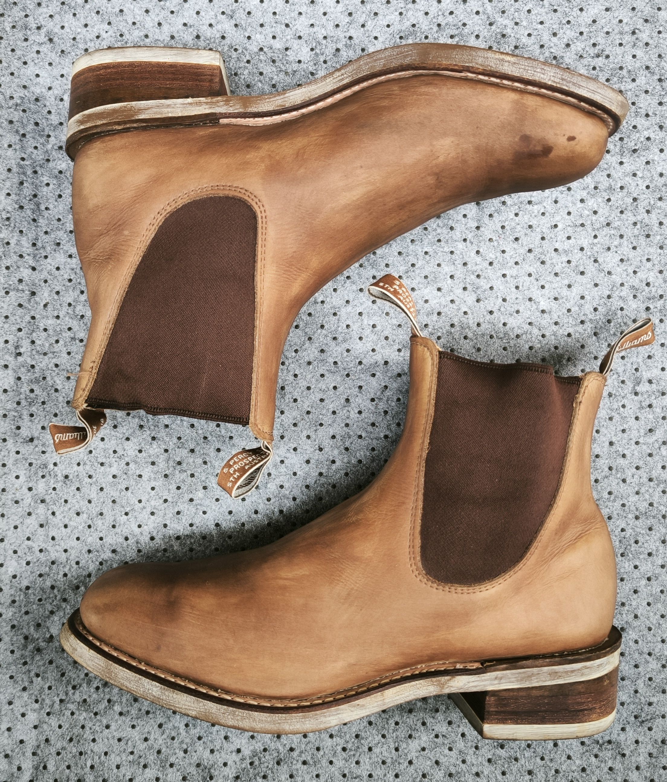 R.M. Williams R.M. WILLIAMS men's craftsman chelsea boot Size US 9.5 / EU 42-43 - 2 Thumbnail