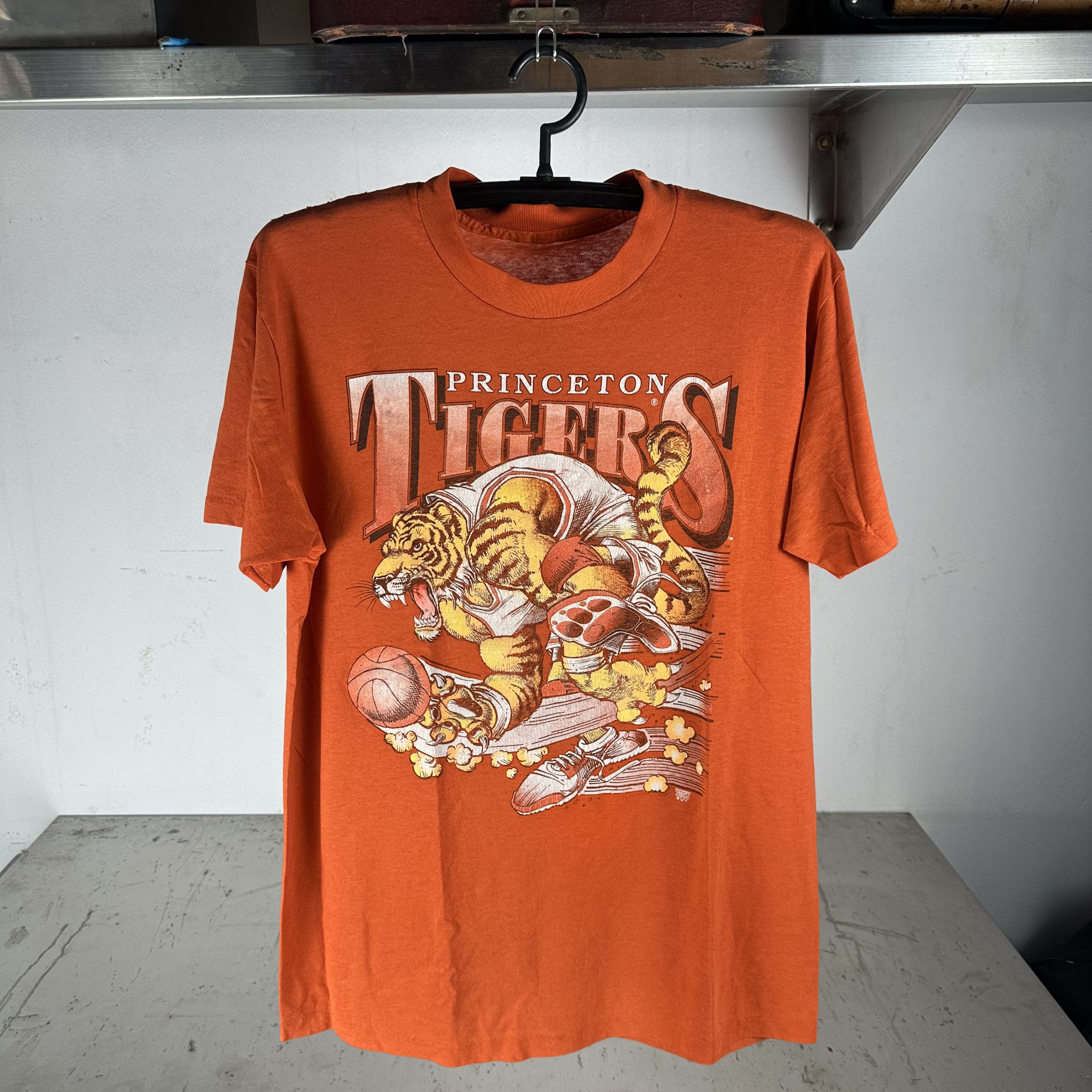 Vintage ​90s Princeton Tigers Mascot NCAA Basketball Graphic T-shirt Size US M / EU 48-50 / 2 - 1 Thumbnail