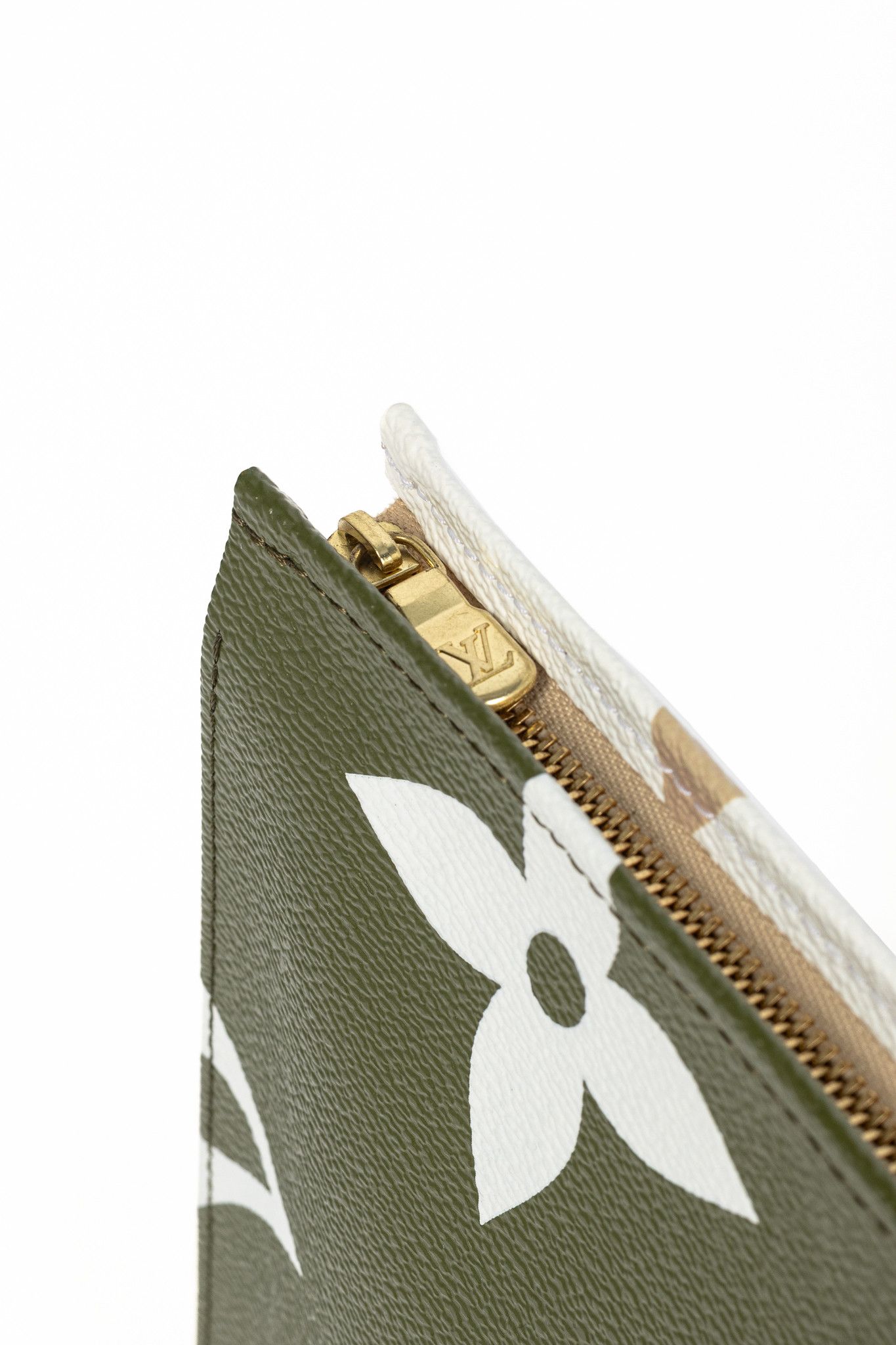 Louis Vuitton Louis Vuitton Khaki Monogram Giant Toiletry Pouch 26 Size ONE SIZE - 9 Thumbnail