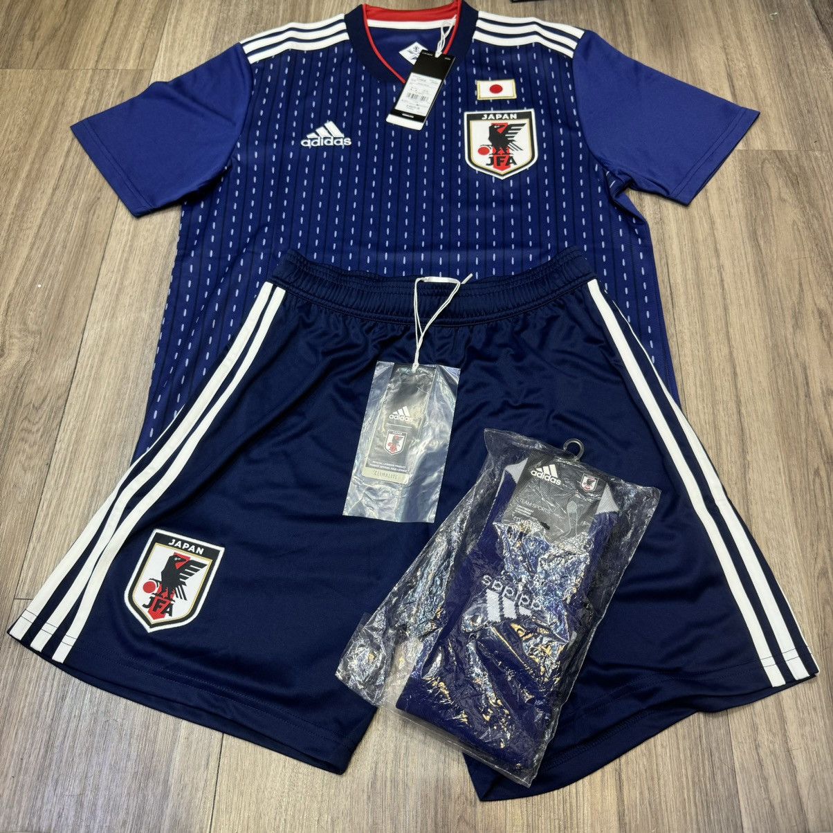 Adidas Japan World Cup 2018 home shirt full set (Bnwt) Size US M / EU 48-50 / 2 - 1 Thumbnail