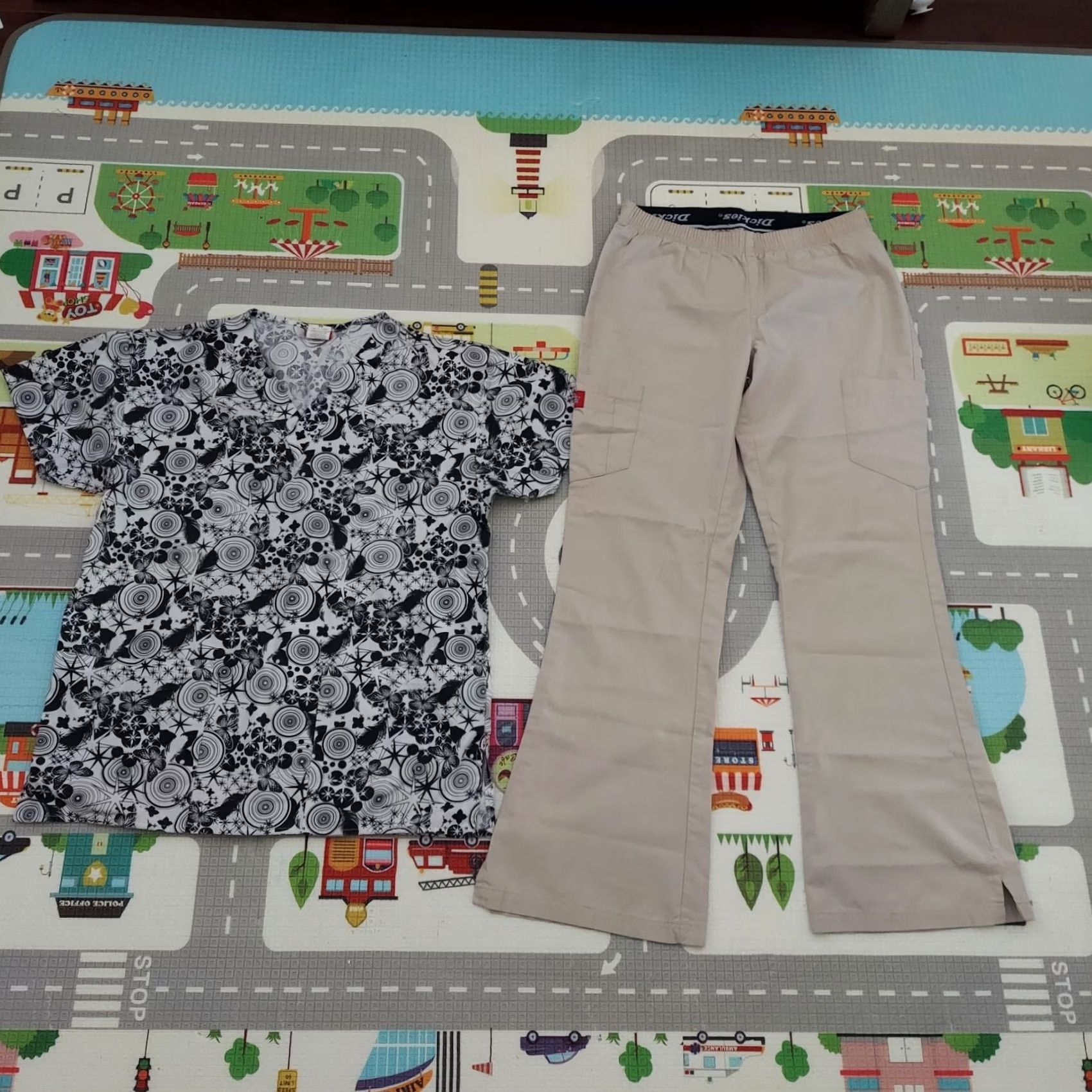 Dickies Dickies Scrubs Women Medical Uniform Set Nursing, Beige Pant & Multi Color Top Unisex XS Scrubs Size XS / US 0-2 / IT 36-38 - 2 Thumbnail
