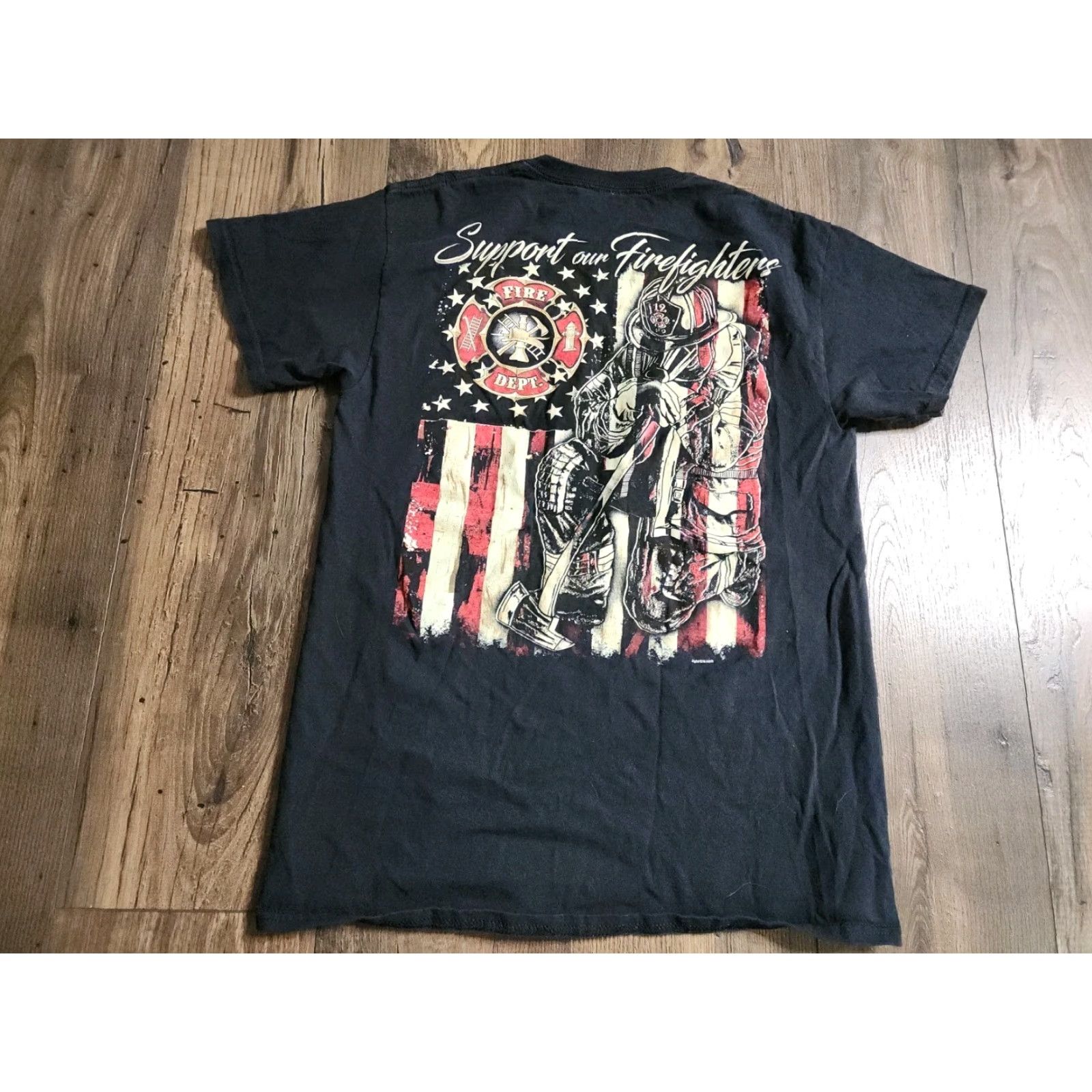 Gildan Mens M Support Our Firefighters All Over Print T Shirt Flag Patriotic Capable? Size US M / EU 48-50 / 2 - 2 Thumbnail