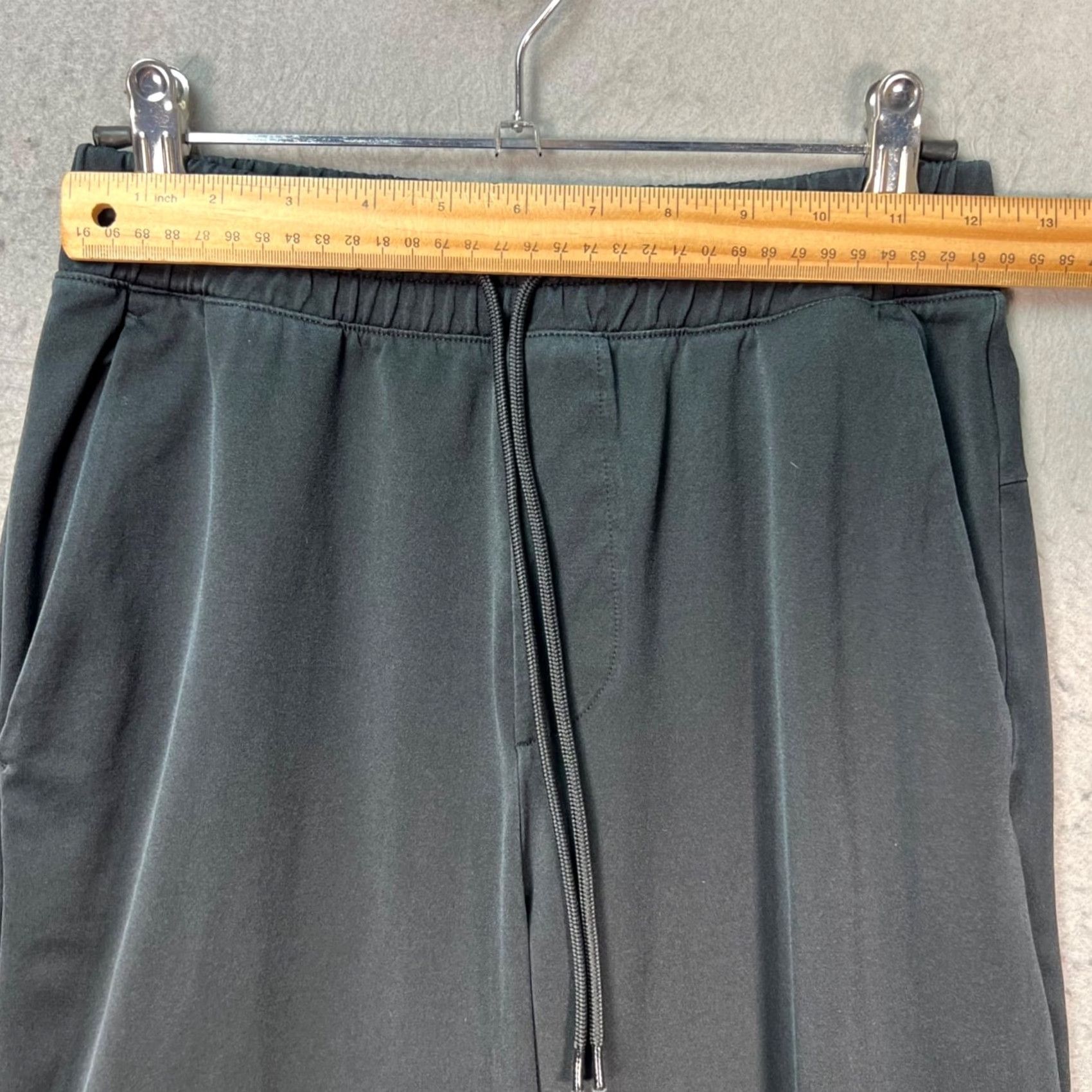Uniqlo Uniqlo Mens Small Black Ultra Stretch Jogger Pants Drawstring Slim Tapered Pockets Solid 28in Inseam Regular Fit Casual Shoes? Size US 29 - 5 Thumbnail