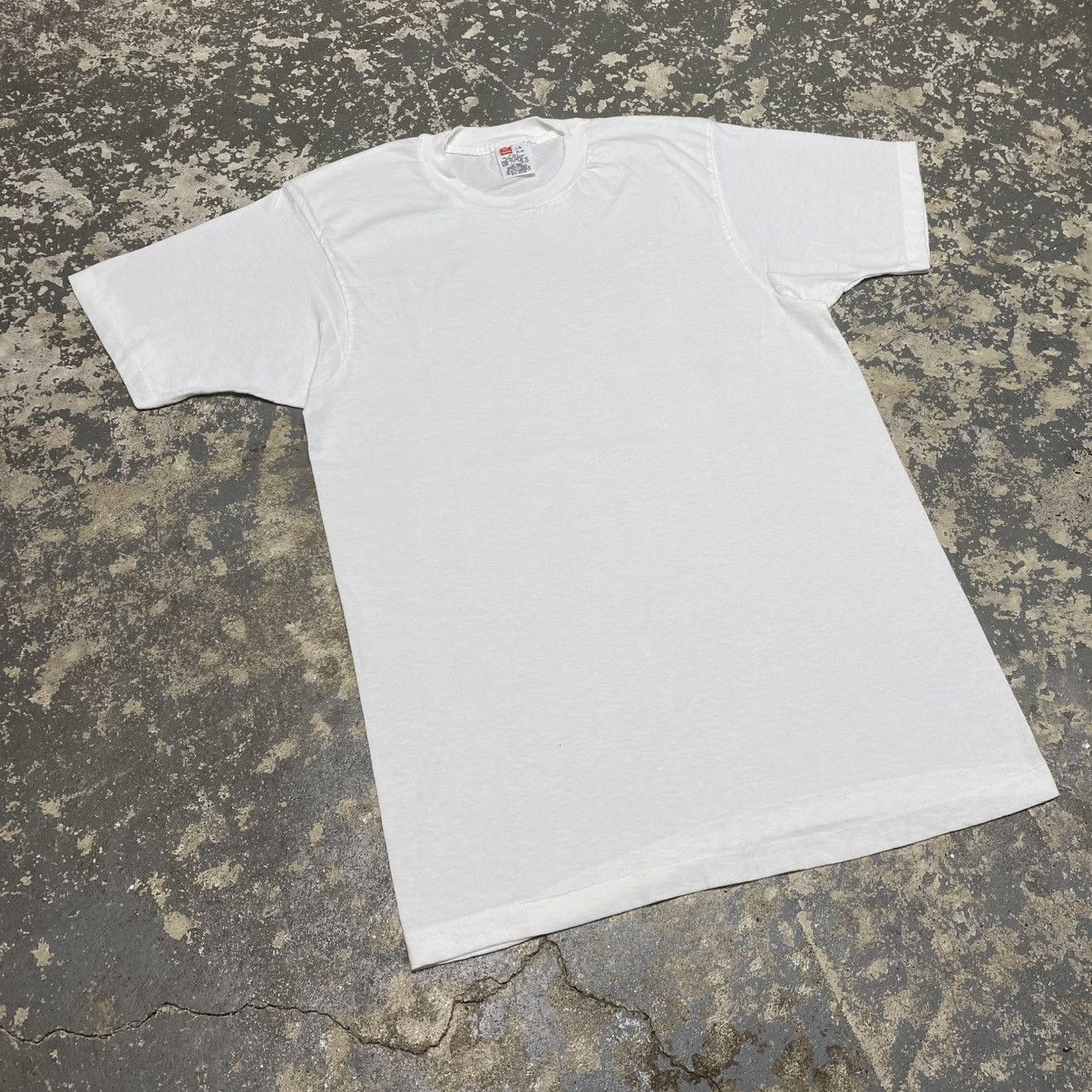 Vintage Vintage Hanes White Blank 90s Single Stitch Tshirt Size US L / EU 52-54 / 3 - 9 Thumbnail