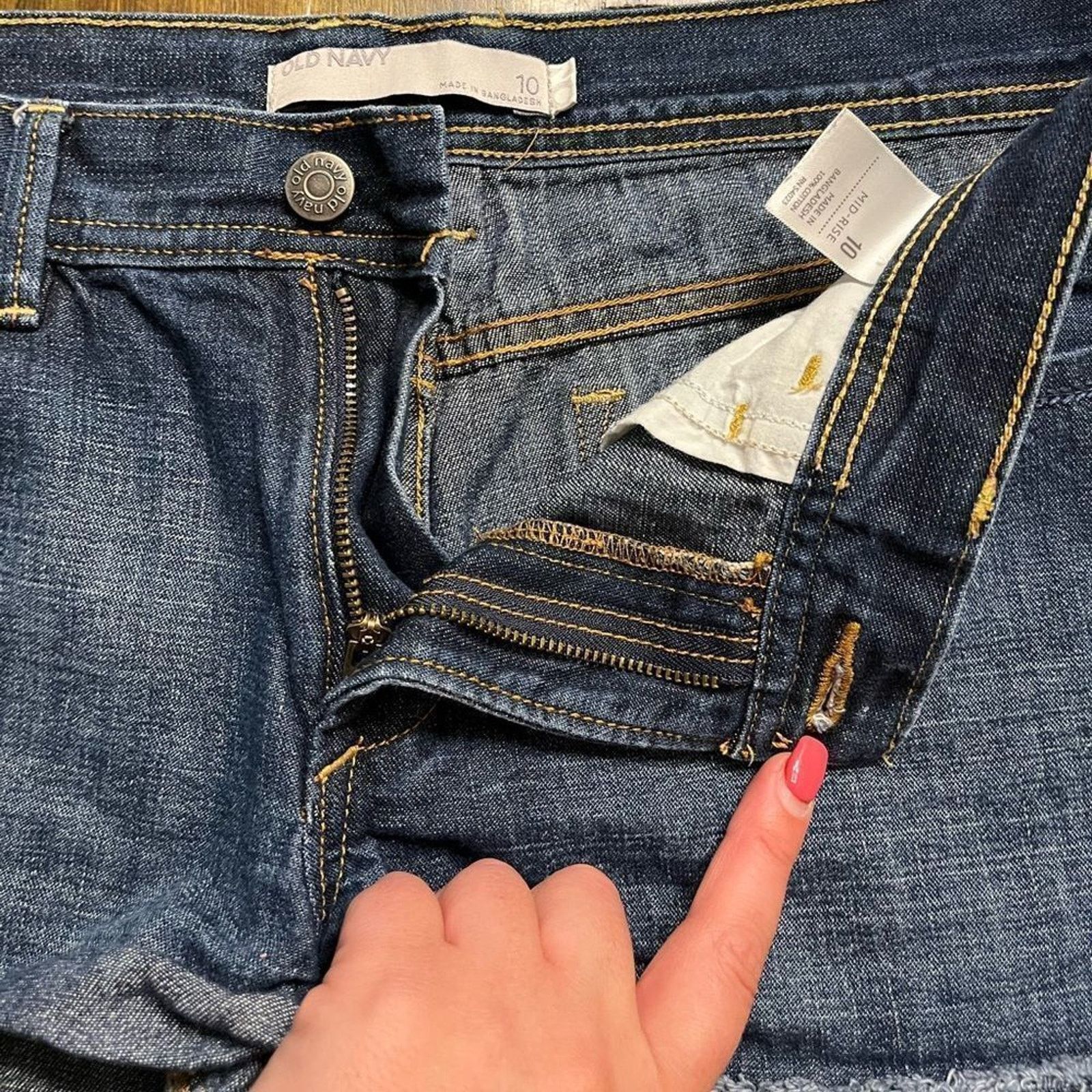 Old Navy Old Navy Distressed, Mid Rise, Dark Wash, Denim Jean Shorts Size 32" / US 10 / IT 46 - 4 Thumbnail