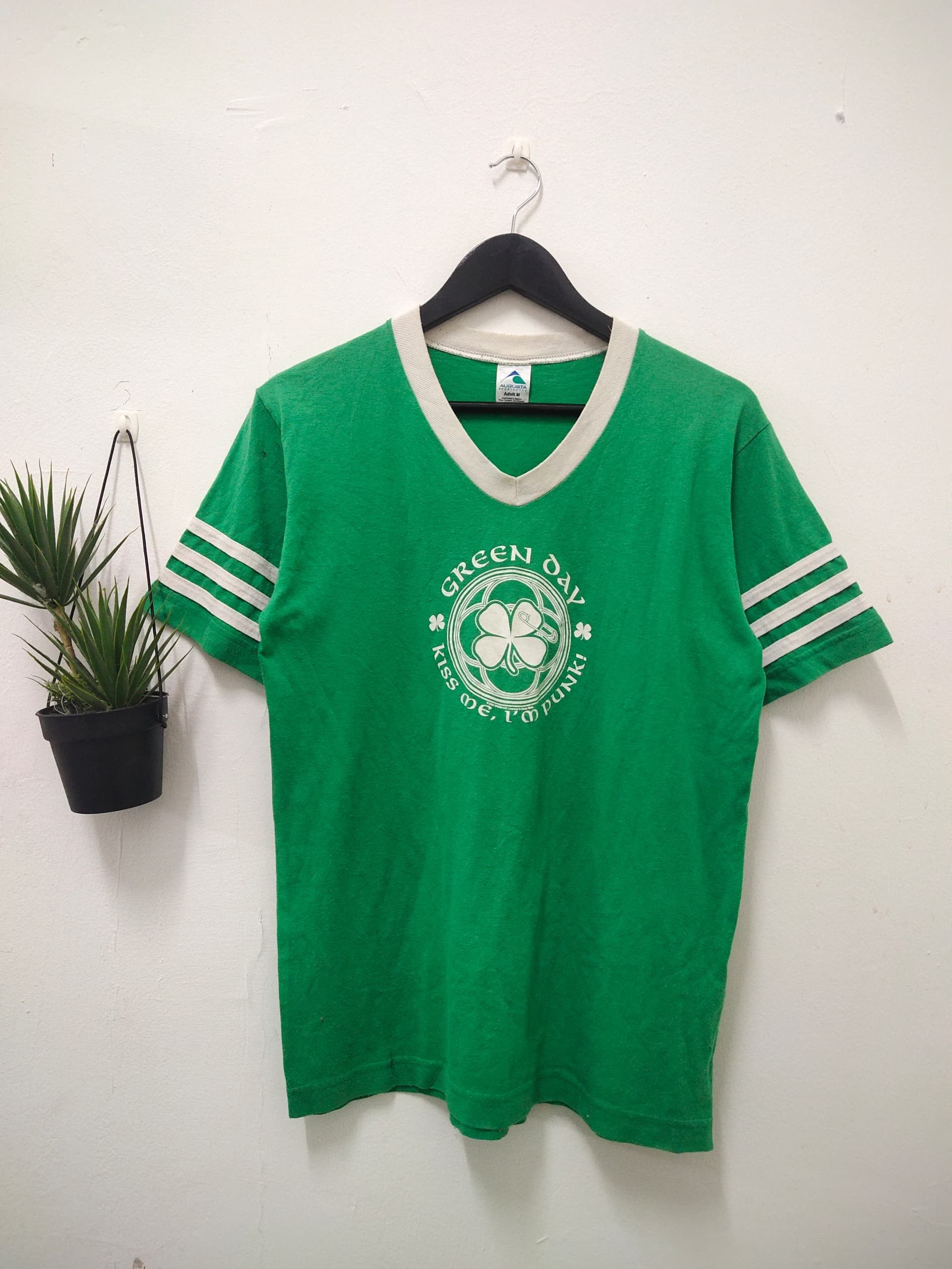 Band Tees Vintage GREEN DAY rock band t shirt v neck Size US M / EU 48-50 / 2 - 1 Thumbnail