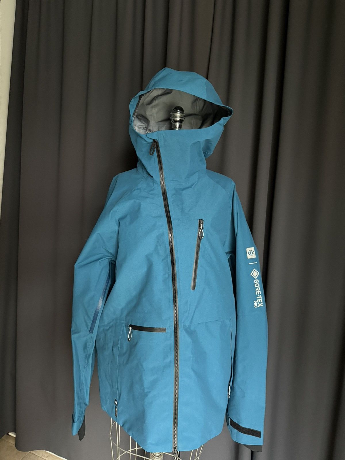 686 686 Gore Tex 3L Thermagraph Hydra Snowboard Jacket (L) Size US L / EU 52-54 / 3 - 1 Thumbnail