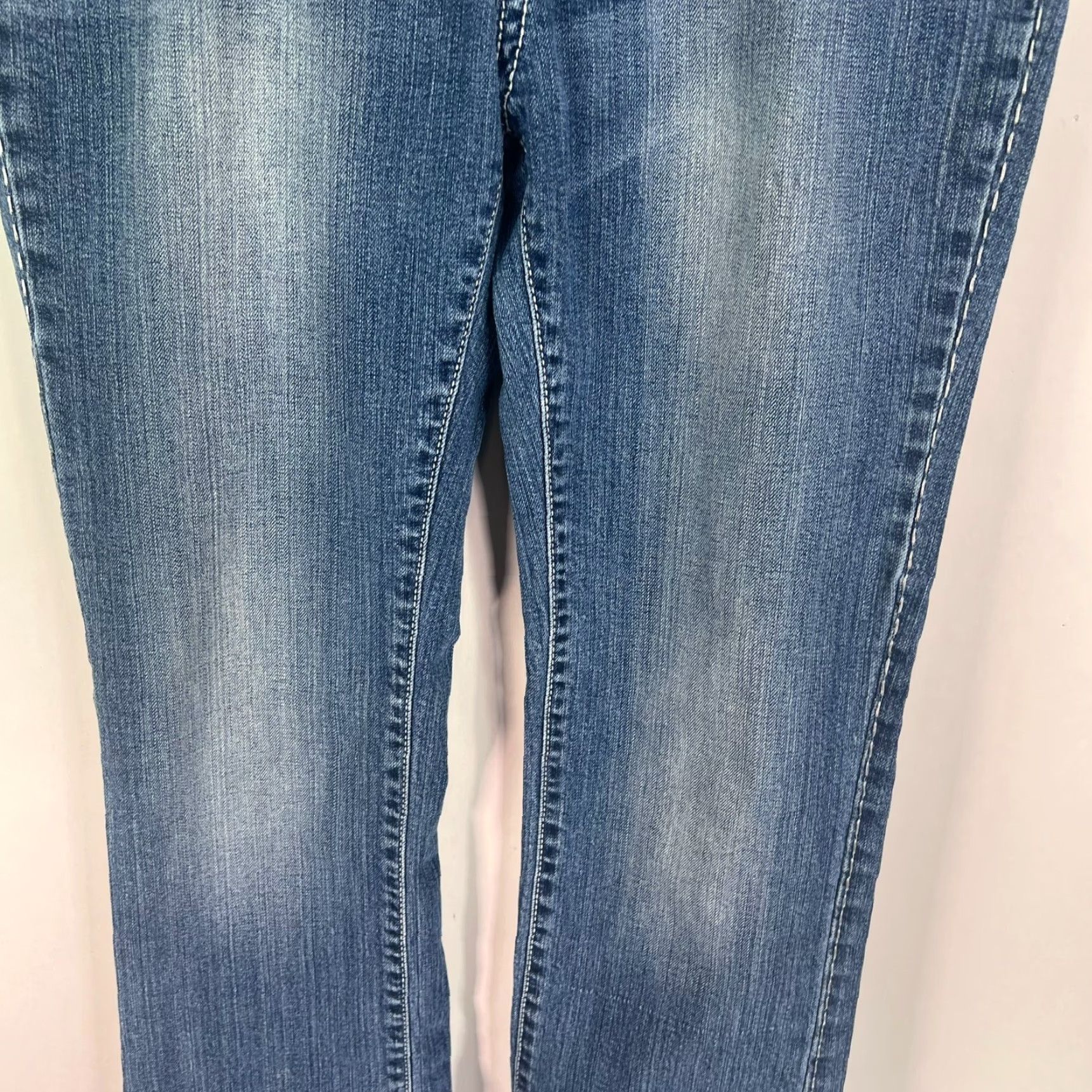 Wrangler Wrangler Rock 47 Low Rise Bedazzled Jeans Womens Size 32x34 Blue Denim Embroidered Rhinestone Stretch Regular Fit Size 24" / US 00 / IT 34 - 3 Thumbnail