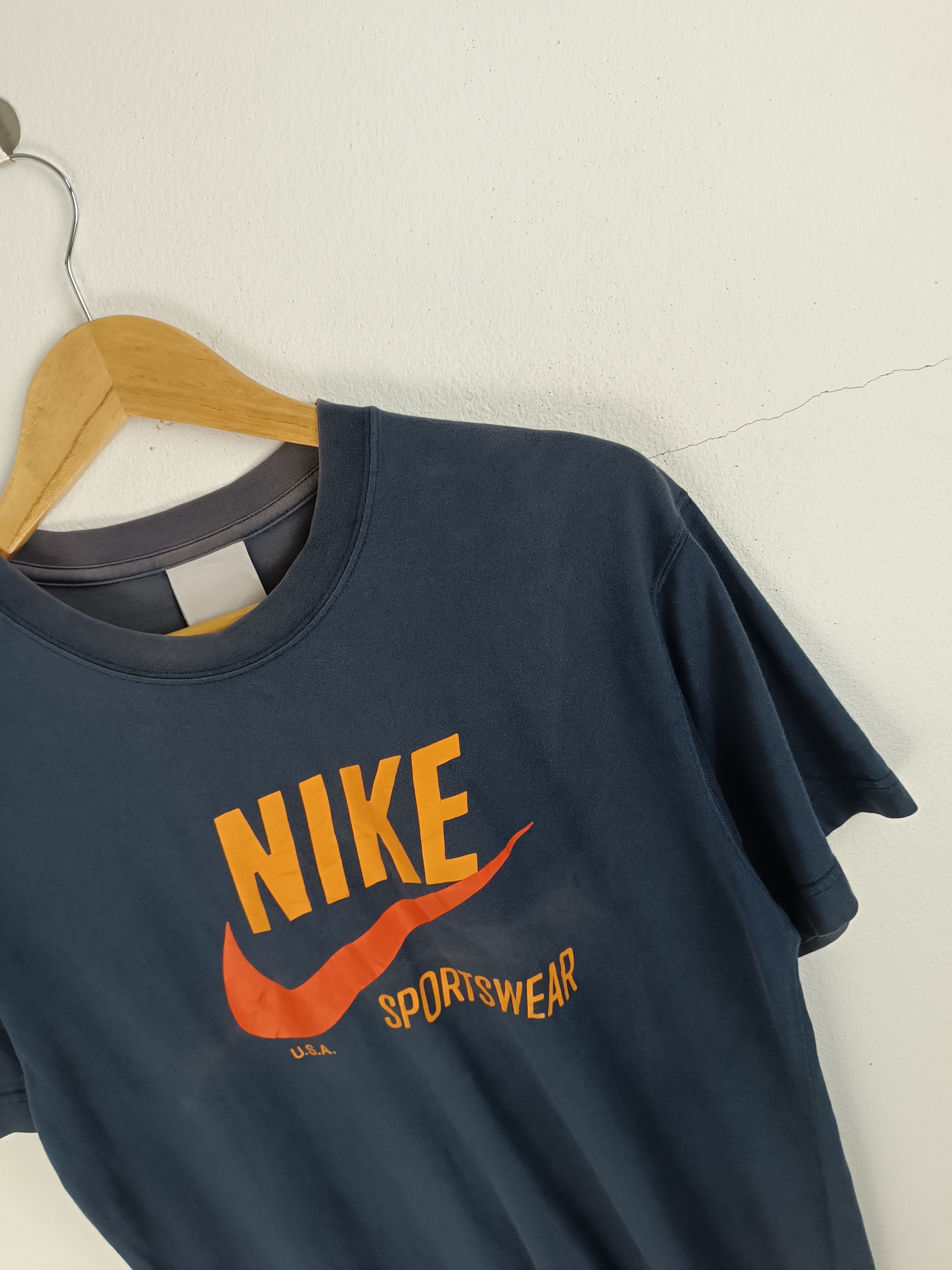 Nike THRASHED FADED VINTAGE Y2K NIKE SPORTSWEAR TEE BIG LOGO Size US M / EU 48-50 / 2 - 7 Thumbnail