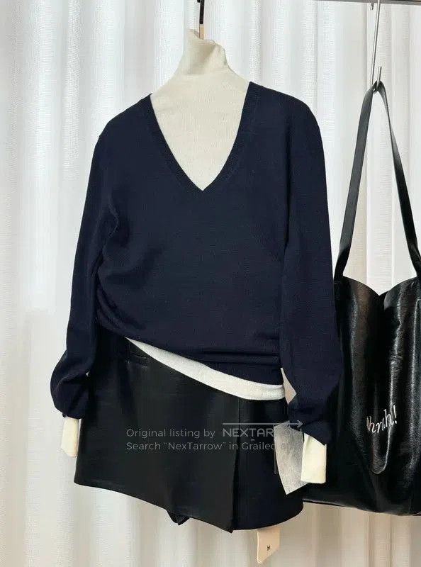 Max Mara MaxMara Women's V-Neck Wool Sweater in Dark Blue . Size XXS / US 00 / IT 34 - 2 Thumbnail