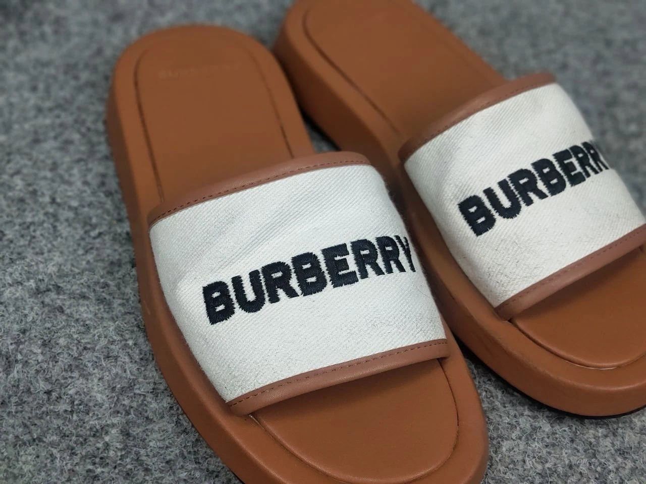Burberry Burberry Buckingham Brown Logo Slides in Canvas & Leather Size US 9 / IT 39 - 17 Thumbnail