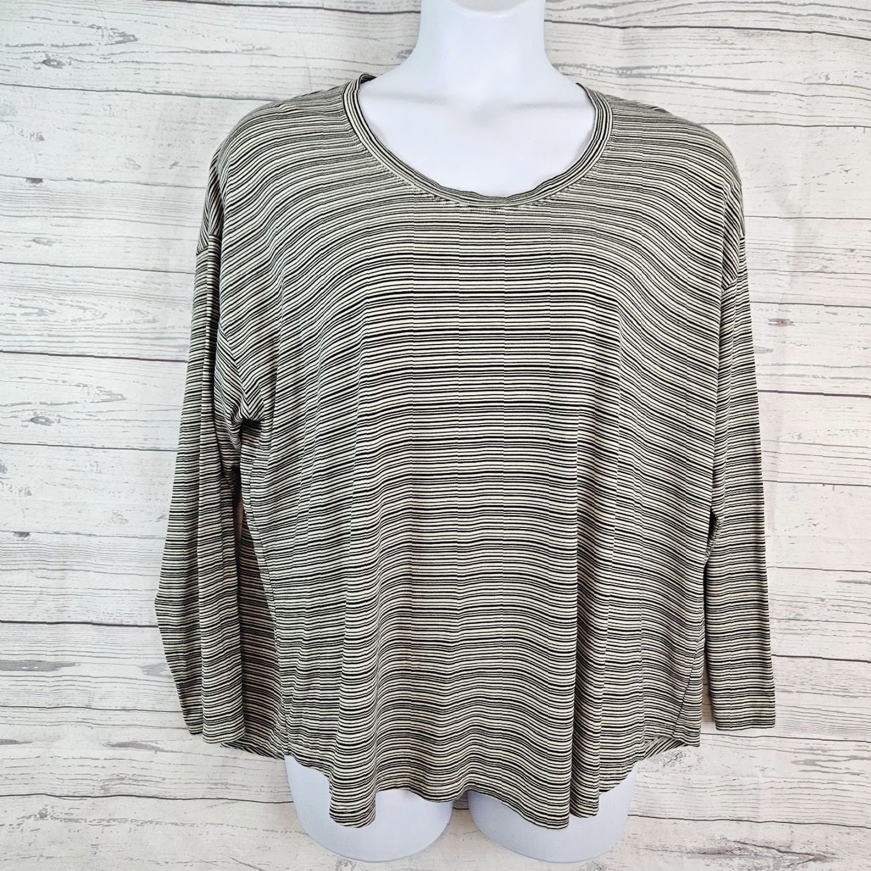Athleta Athleta Womens Cloudlight Stratus Top 2X Black Striped Long Sleeve Shirt Activewear Womens Size XXL / US 16-18 / IT 52-54 - 2 Thumbnail