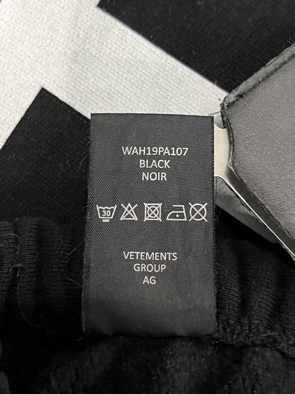 Vetements Vetements FW18 Left Logo Casual Trousers Size US 30 / EU 46 - 19 Thumbnail