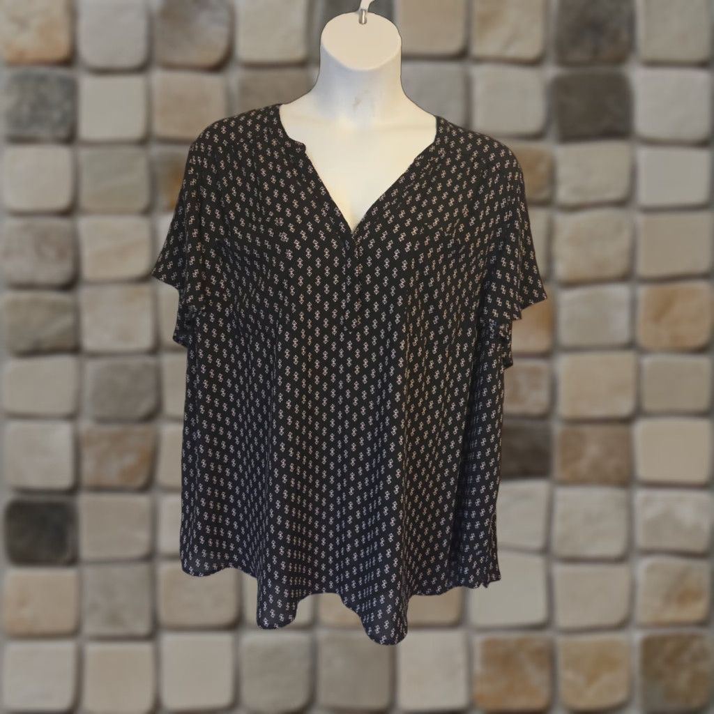 Torrid Torrid Harper Black Geometric Print Flutter Sleeve Top Shirt 5X Womens Blouse V-Neck Pocket Lightweight Polyester 5X Vintage No Dress? Size XXL / US 16-18 / IT 52-54 - 1 Thumbnail
